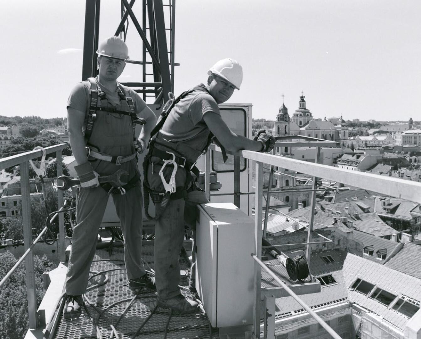 Bokštinių kranų montuotojai Ernestas G. ir Rokas B. Vilnius, 2016. 