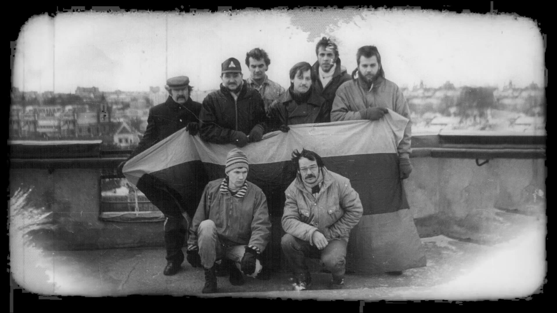 Po metų: 1992-ųjų sausį Trispalvės gynėjai surengė susitikimą, vėl užkopė į Gedimino pilies bokštą.