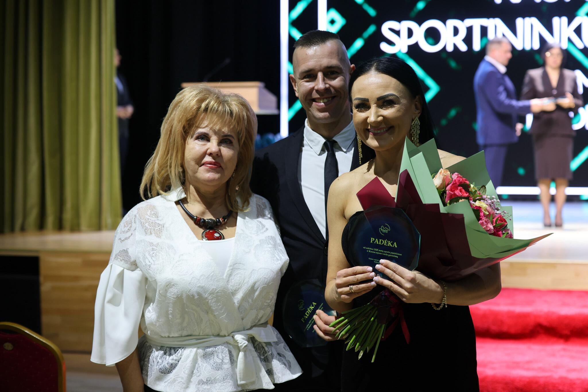 Dėmesys: tarptautinėje arenoje sėkmingai pasirodžiusius ekstremalaus bėgimo su kliūtimis atstovus S. ir D. Liutkus pasveikino ir Taurakiemio seniūnė Danutė Glinskienė.