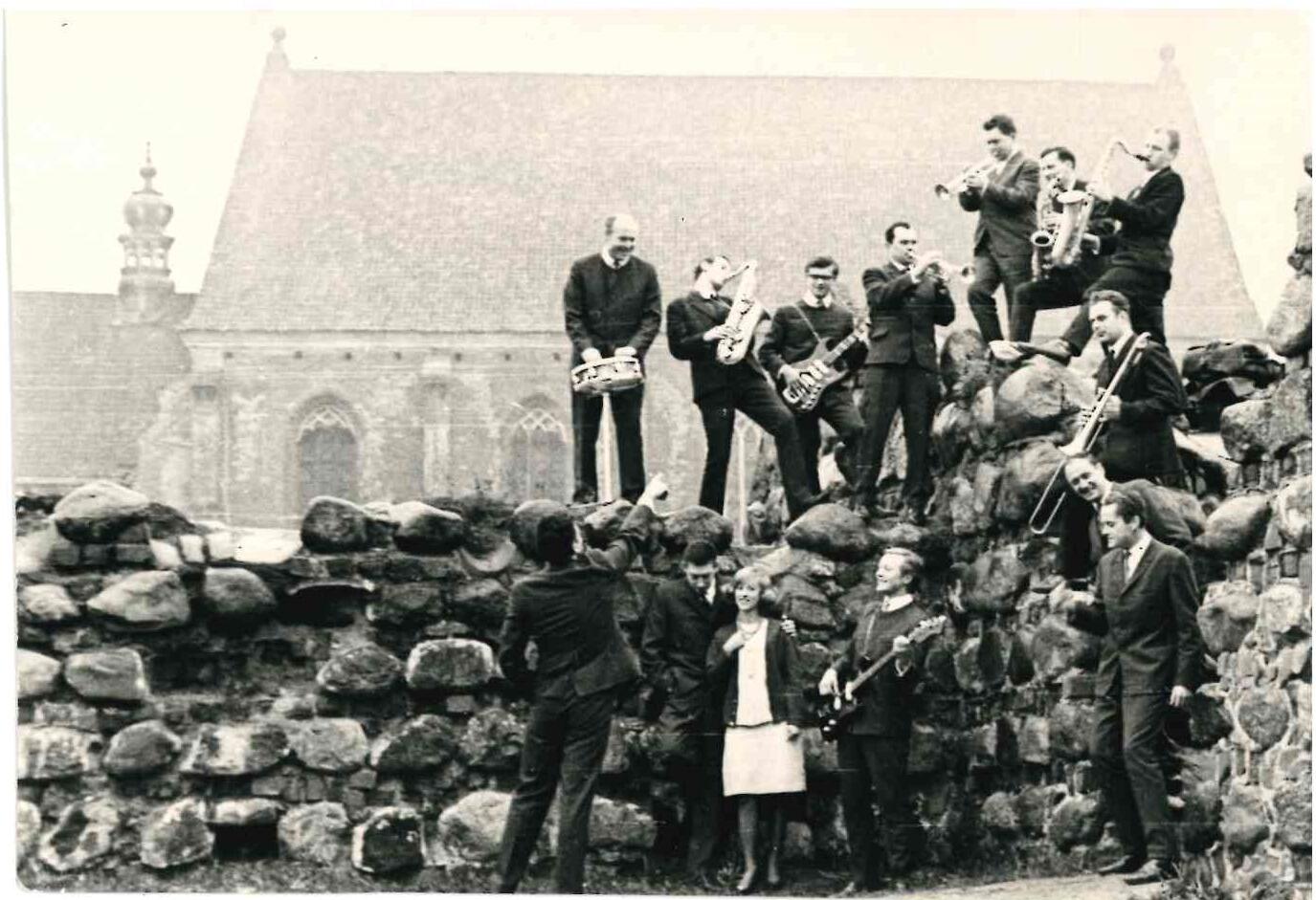 Namuose: estradinis orkestras „Oktava“ prie Kauno pilies. Kaunas, 1967 m.