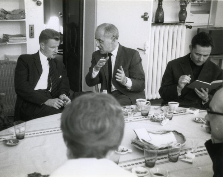 Tautečiai: iš dešinės: kunigas Józefas Sadzikas, J. Giedroycas ir vienas iškiliausių Šaltojo karo laikų politinių veikėjų – amerikiečių politologas, diplomatas Zbigniewas Brzezińskis, 1963 m.