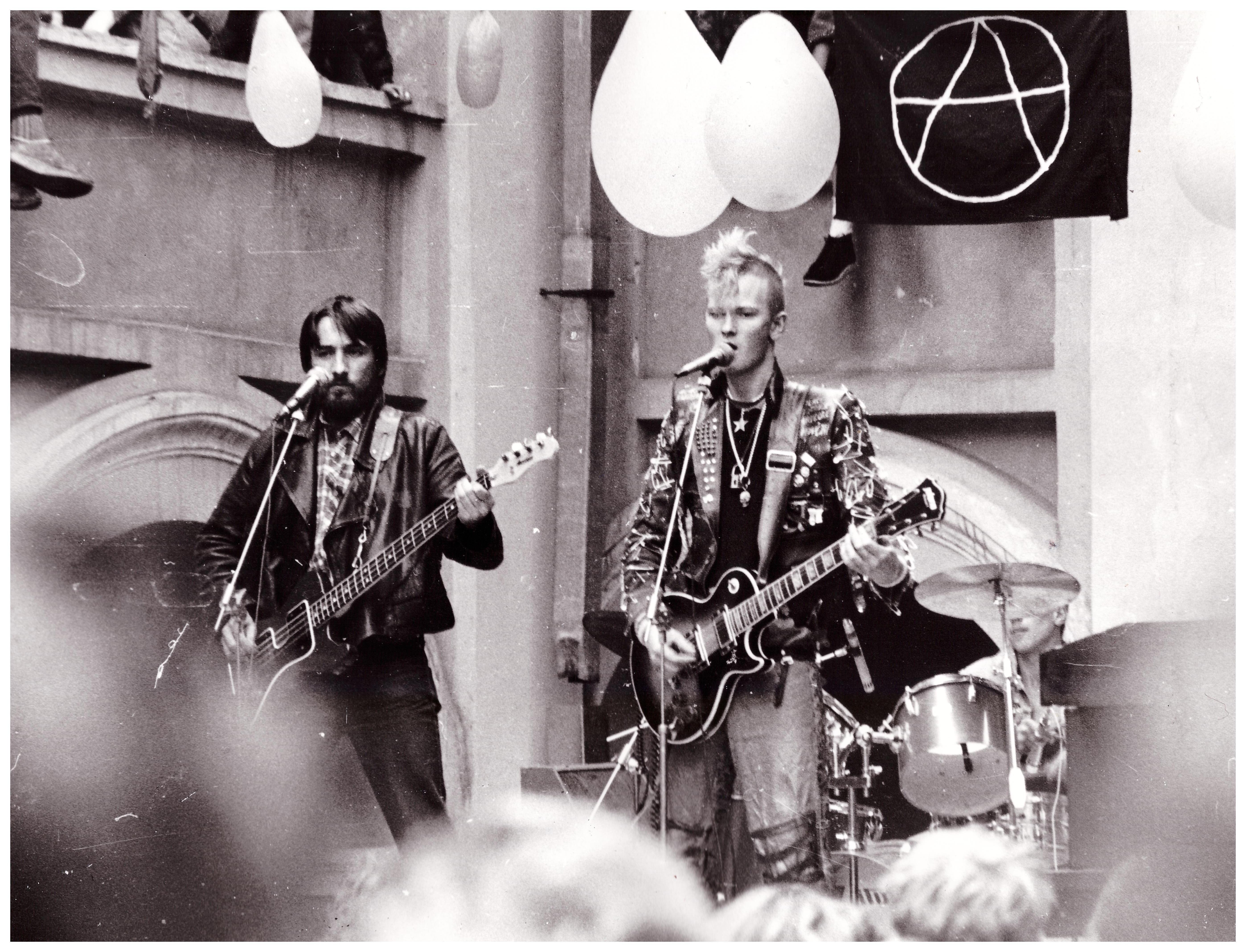 Vedliai: Atsuktuvo ir Varveklio dainos skatino jaunimą priešintis sovietinei sistemai (1987 m.).