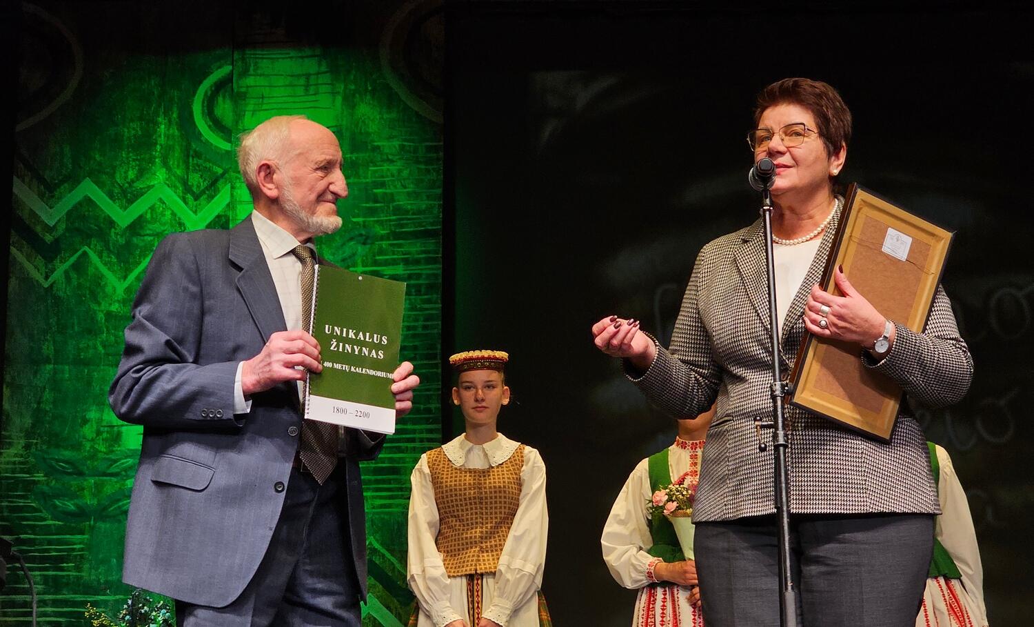 Įvertinimas: akimirka prieš įteikiant P. Brazauskui L. Ivinskio premijos sertifikatą Šiaulių rajono savivaldybės kultūros ir laisvalaikio centre.