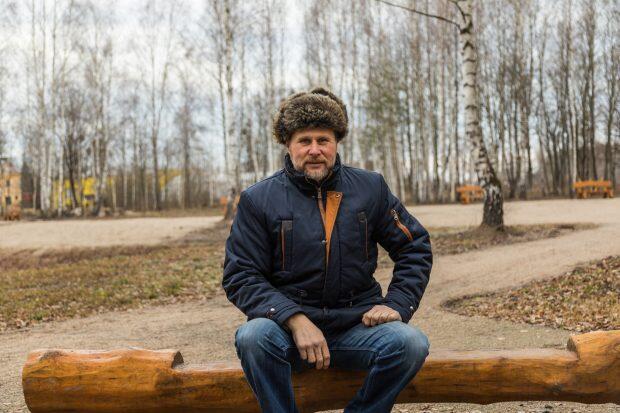 Pomėgiai: nors renginyje pamatęs kokį nors muzikos instrumentą, V. Žvirblis neiškenčia jo neišbandęs, muzika nėra vienintelė aistra. Linksmakalnio seniūnas bitininkauja ir save vadina techniniu Angelų muziejaus darbuotoju.