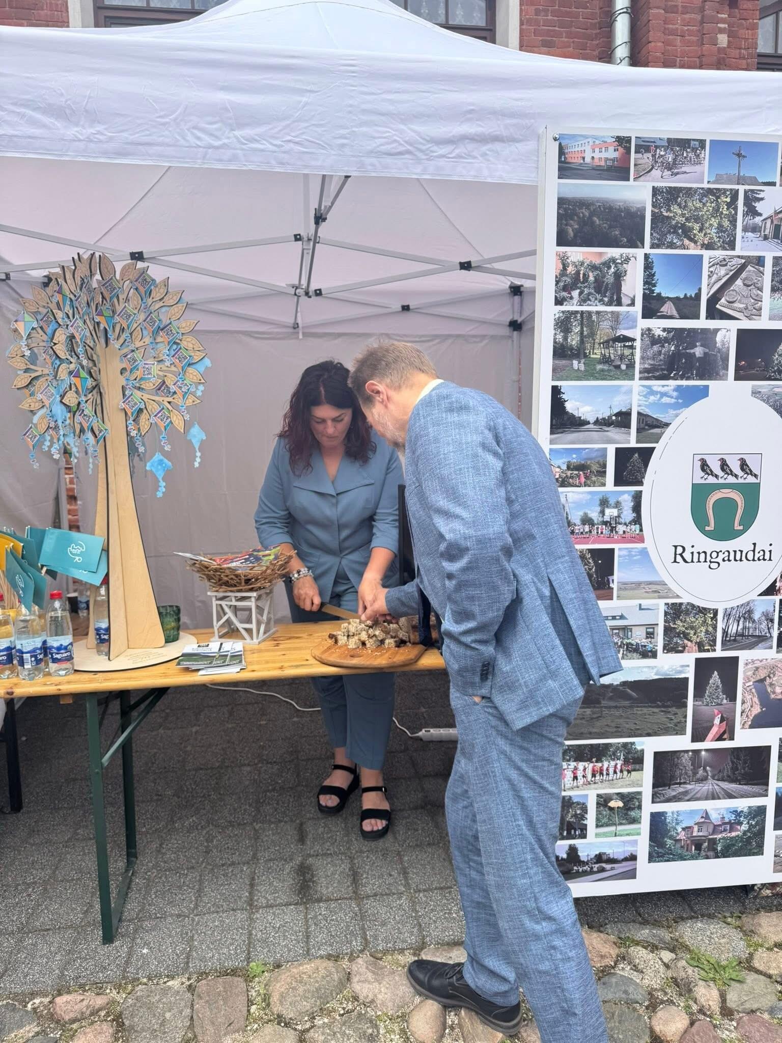 Tradicija: Ringaudų seniūnė R. Slivinskienė kiekvienam renginiui kepa savo duoną.