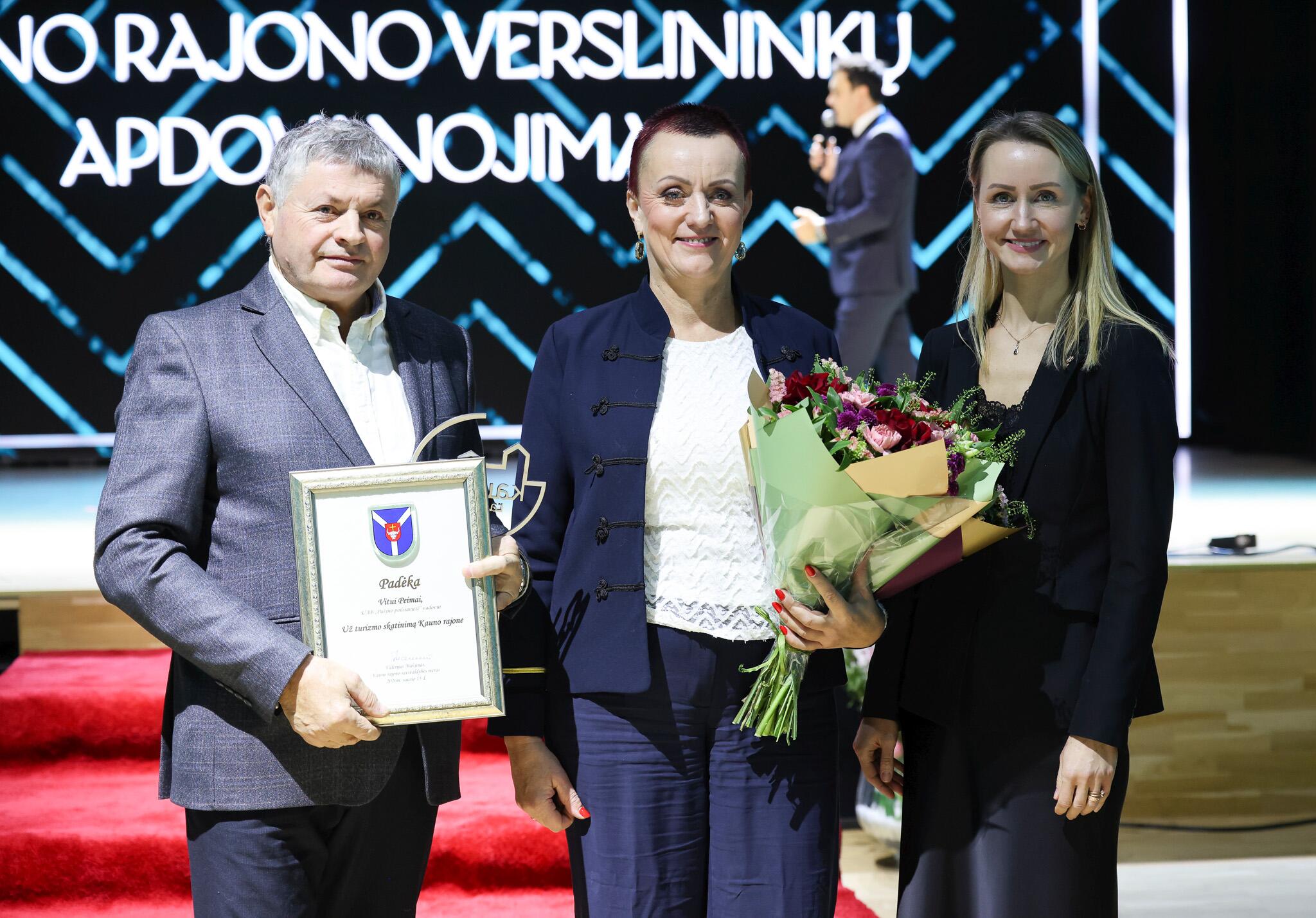 Trauka: Vitą ir Audą Peimus sveikino Kauno rajono turizmo ir verslo centro direktorė Emilė Kaminskaitė-Sutkuvienė.