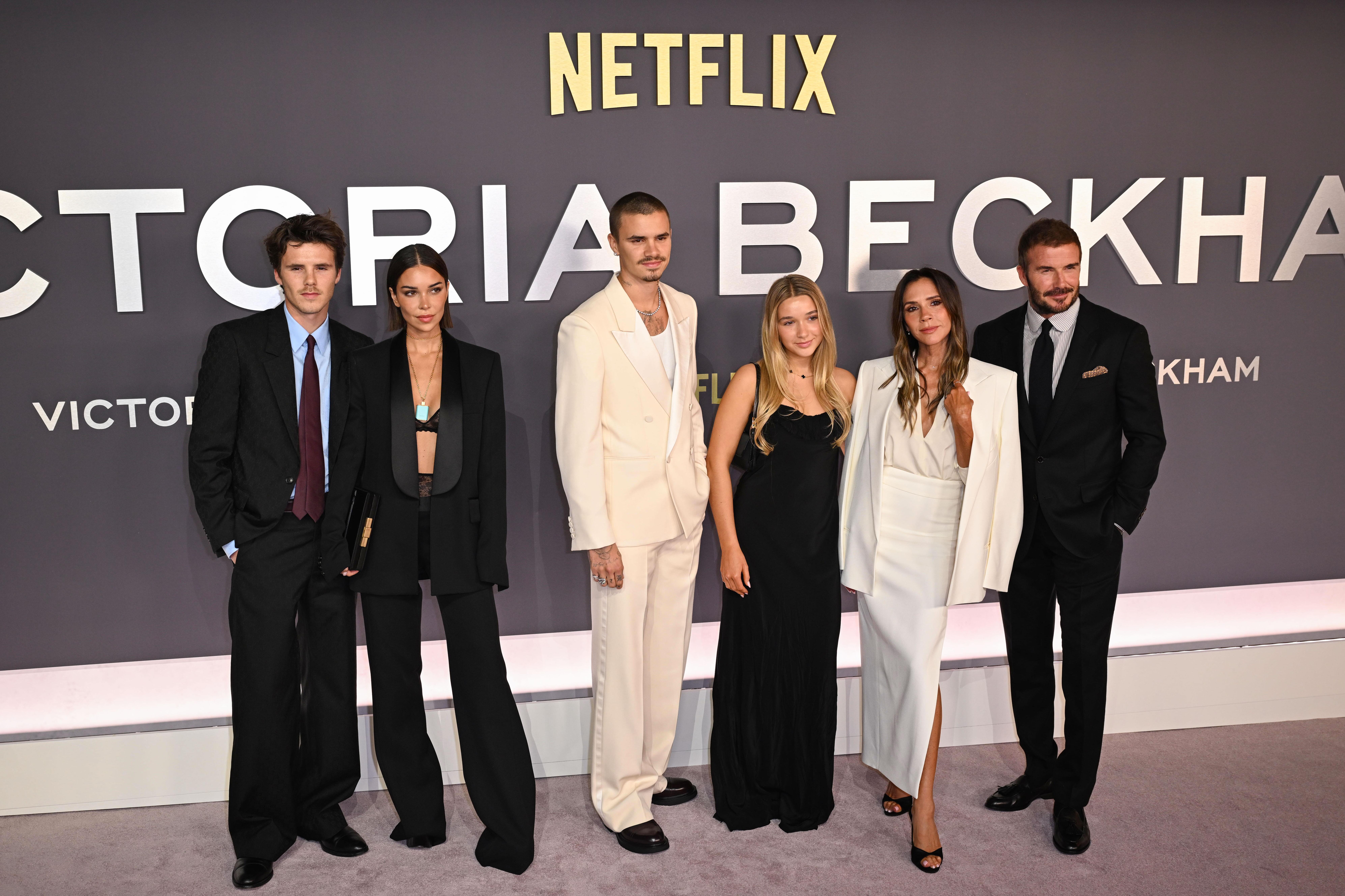 Cruz Beckham, Jackie Apostel, Romeo Beckham, Harper Beckham, Victoria Beckham ir David Beckham dalyvauja Netflix dokumentinės serijos „Victoria Beckham“ pasaulinėje premjeroje Curzon Mayfair, Londone. 
