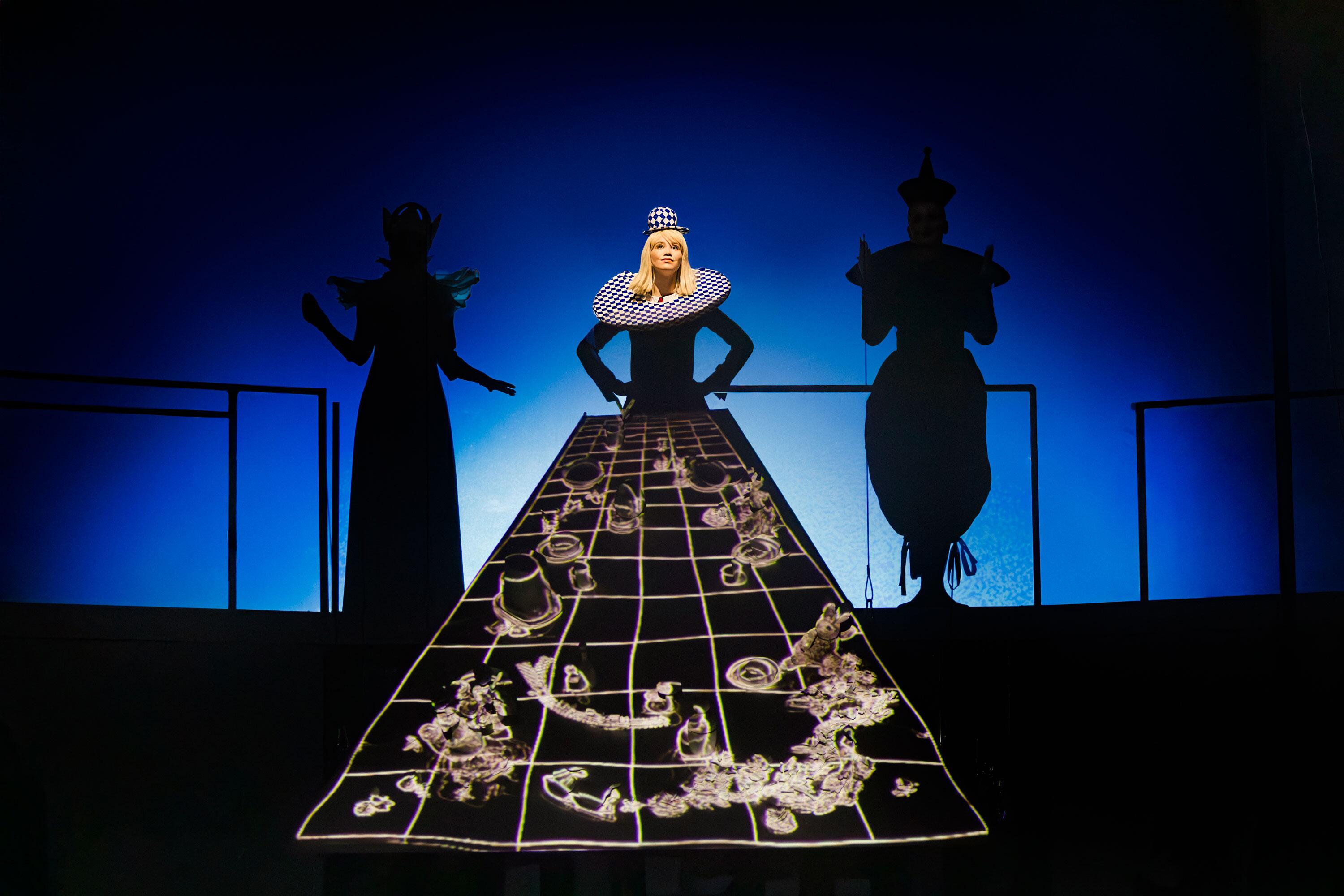 Efektas: kruopščiai apgalvota scenografija leidžia sumaniai žaisti su veikėjų proporcijomis, dydžiais.