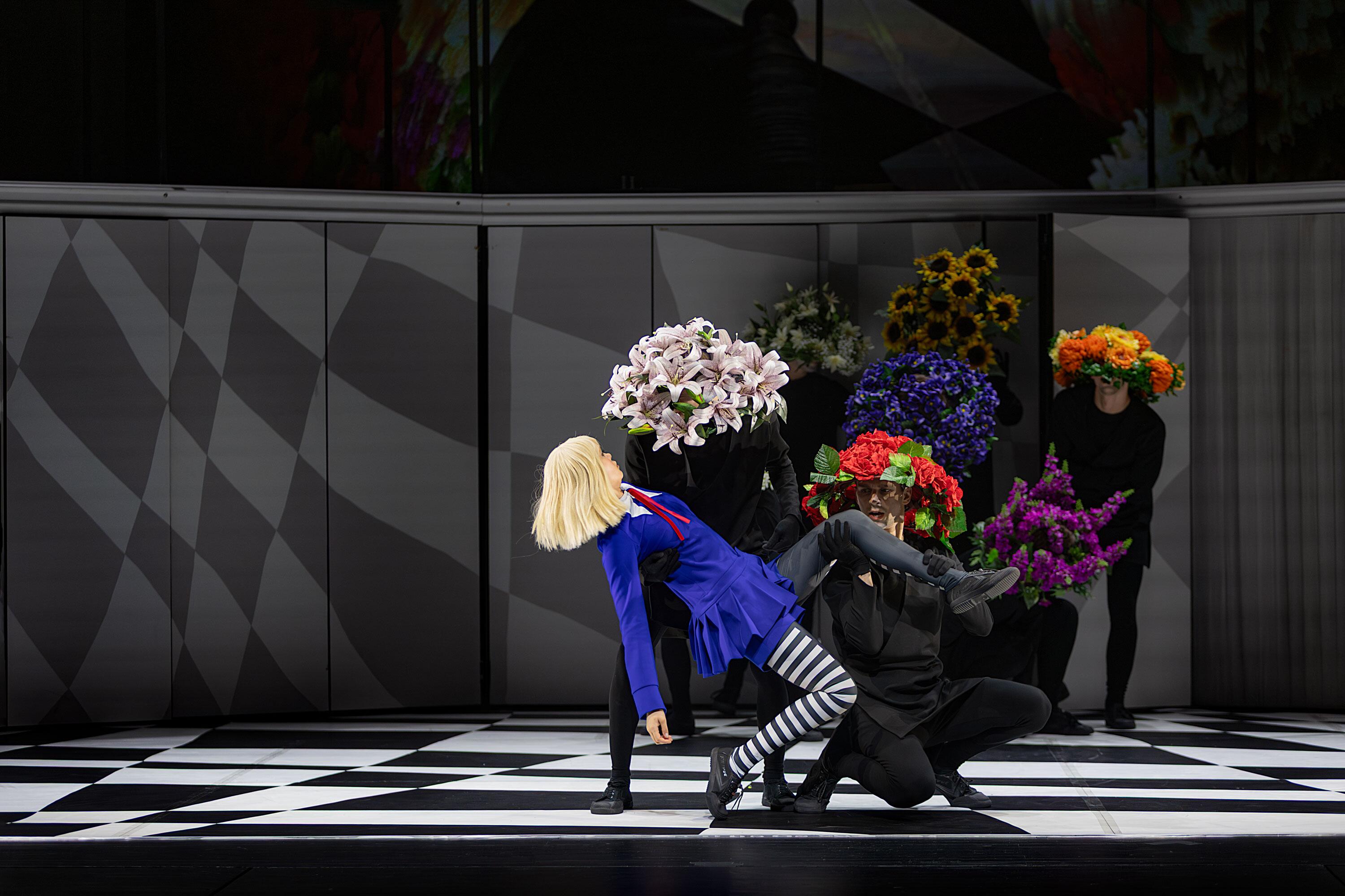 Spalvos: Ž. Vingelio režisuotame spektaklyje susipina vaidyba, šiuolaikinis cirkas, lėlės bei objektai, scenovaizdis, kostiumai, videomenas, muzika ir judesys.