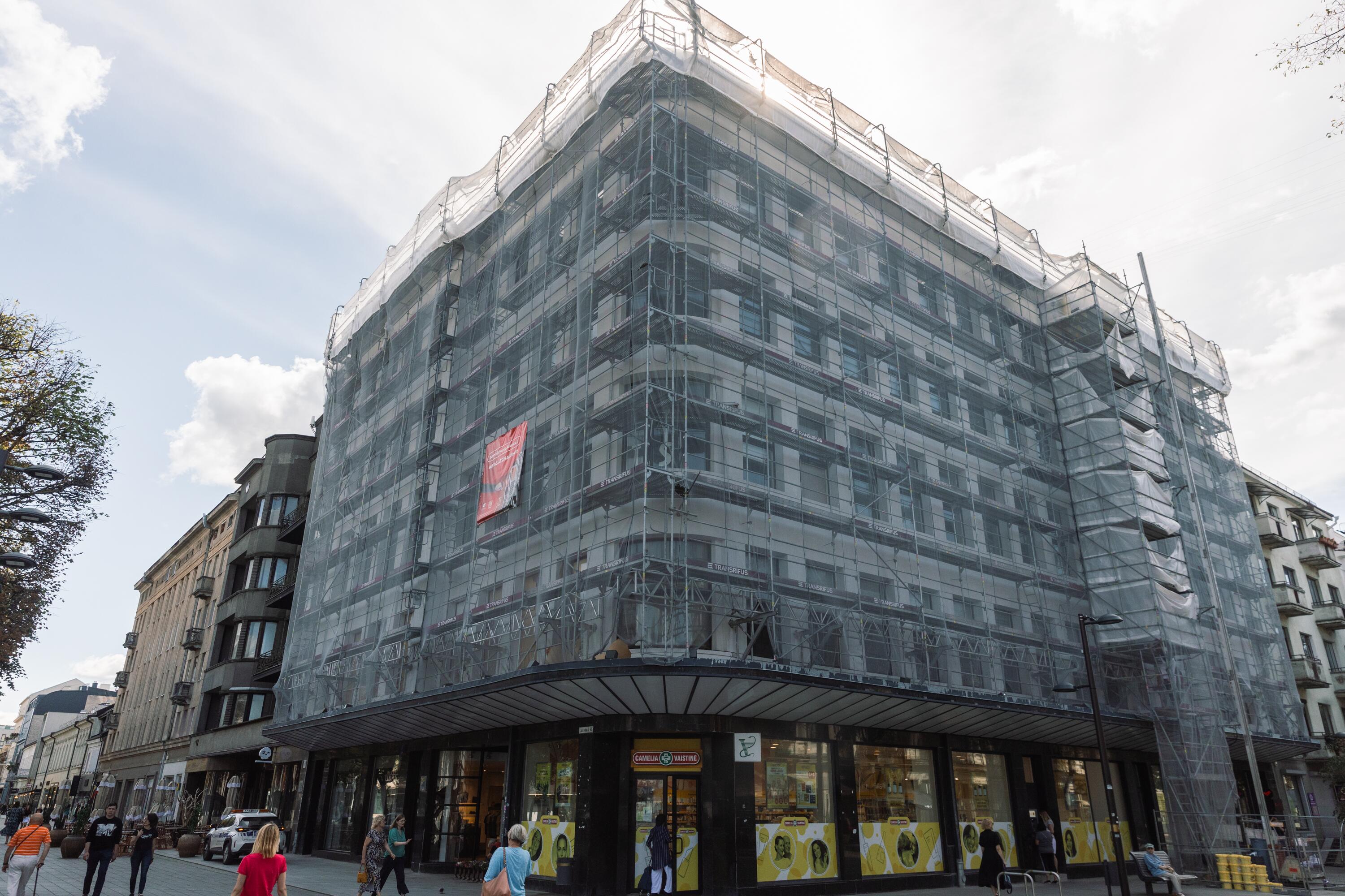 Užtruko: „Pienocentro“ tvarkybą sustabdė paveldosaugininkai dėl padaryto broko, o nauji rangovai darbus žada pradėti tik pavasarį.