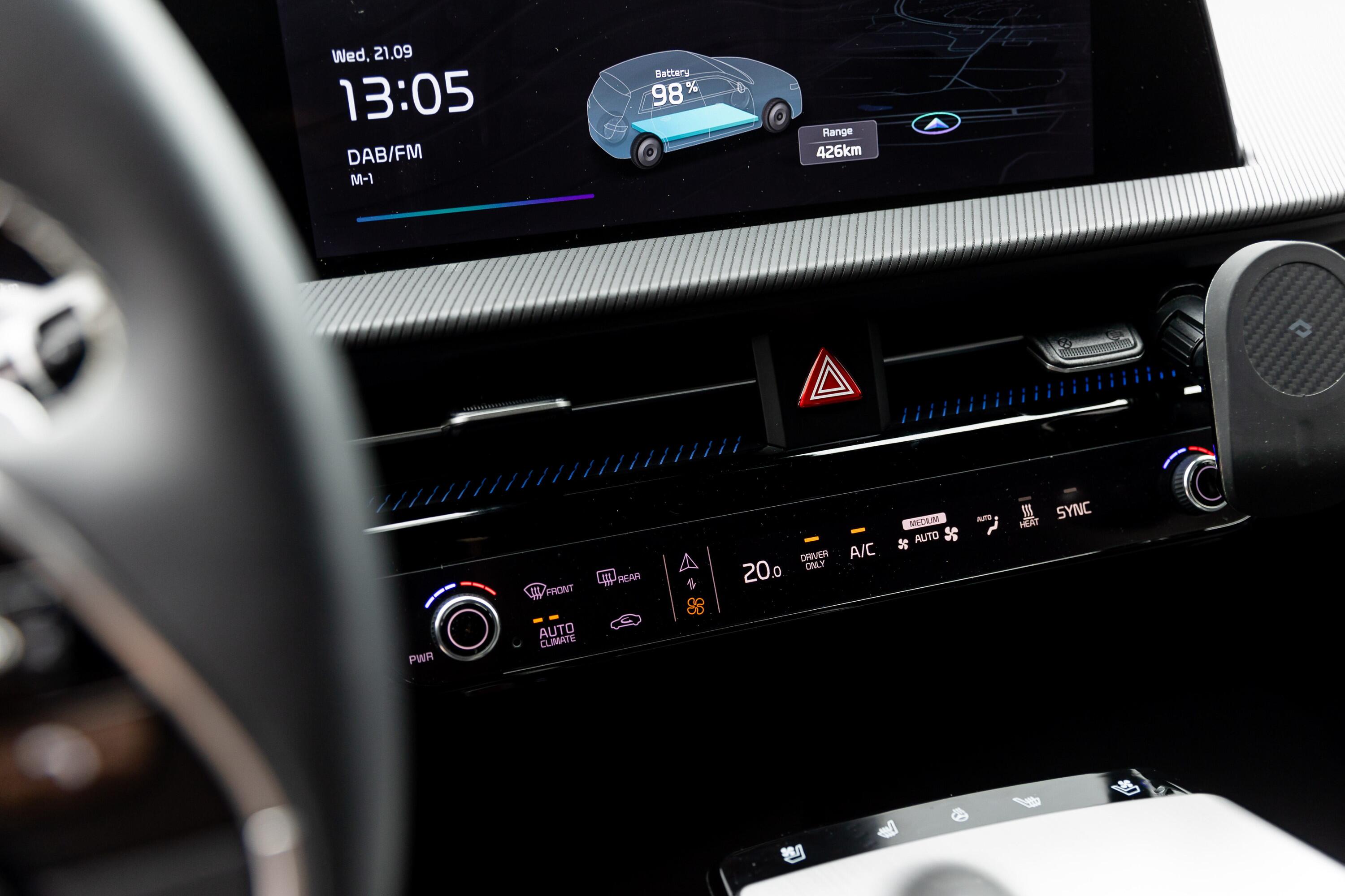 Išeitis: išsikraunant baterijai patariama atjungti nebūtinų erdvių šildymą ir pernelyg nespausti greičio paminos.