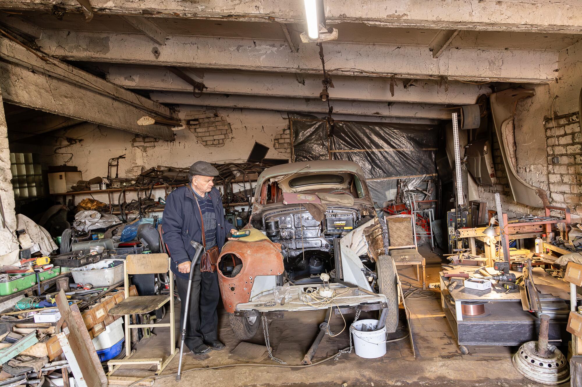 Vieta: pastaruoju metu S. Rumba daugiausia laiko praleidžia garaže ir metalo pilną erdvę vadina savo stichija.