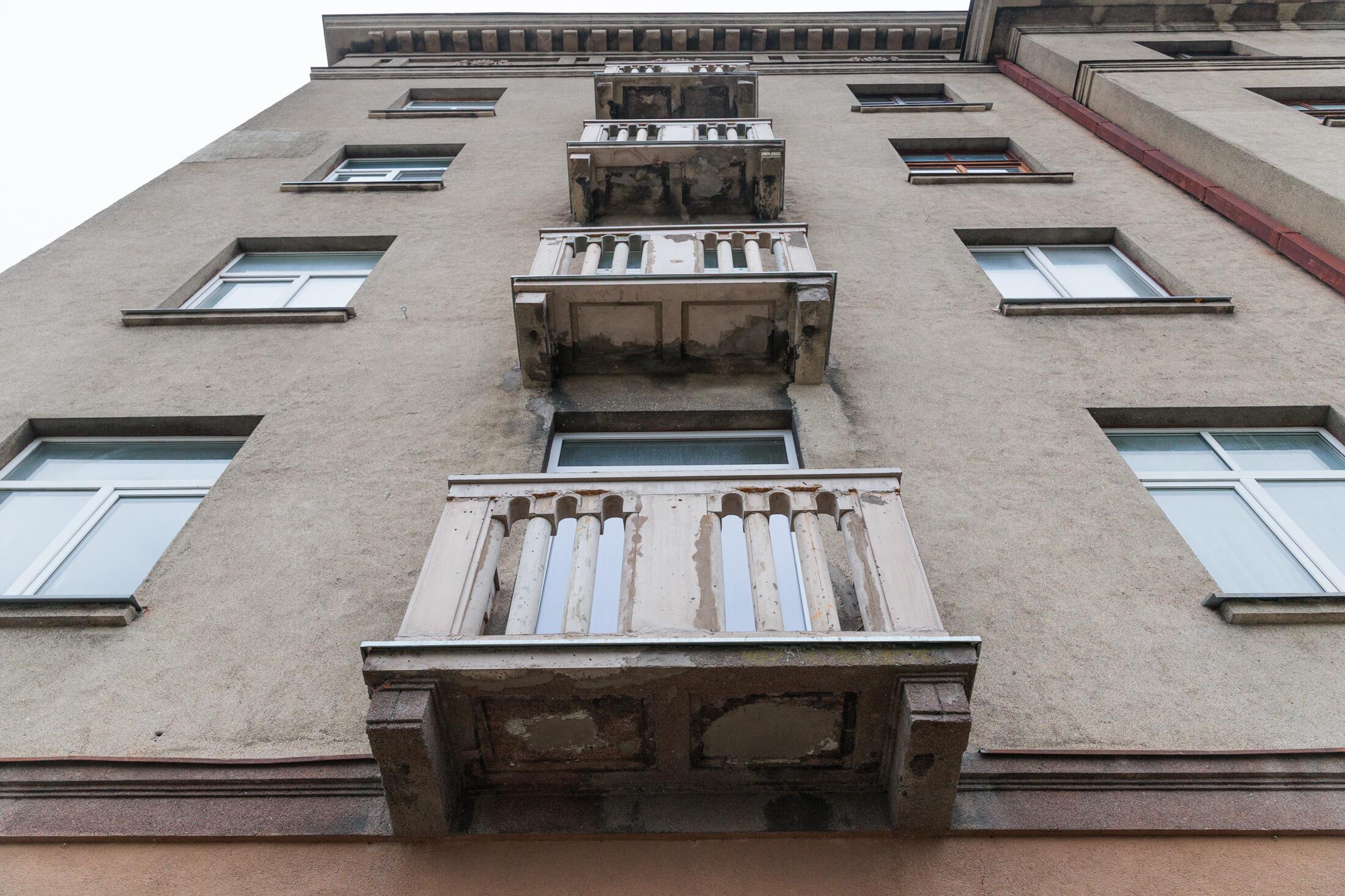 Saugumas: Karaliaus Mindaugo pr. 32 pastato balkonai buvo avarinės būklės, todėl juos sutvarkius, pagražėjo ne tik estetinis vaizdas, bet ir užtikrinta, kad jokia plyta ant galvų nenukristų.