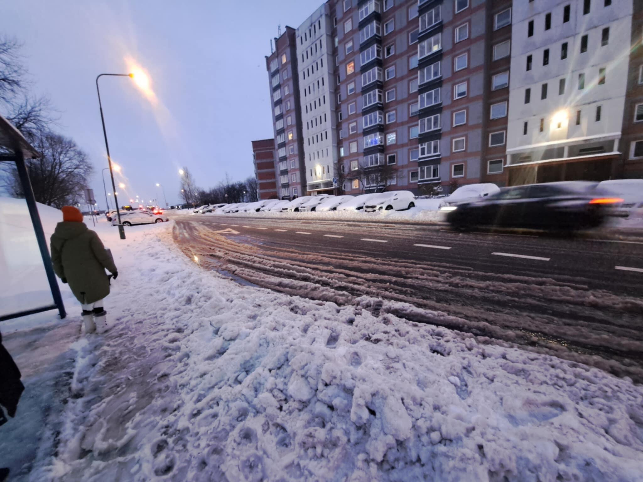 Vargai: taip Mogiliovo gatvėje vakar rytą atrodė įvaža link stotelės. Gyventojai piktinosi, kad reikia tiesiog bristi į autobusą.