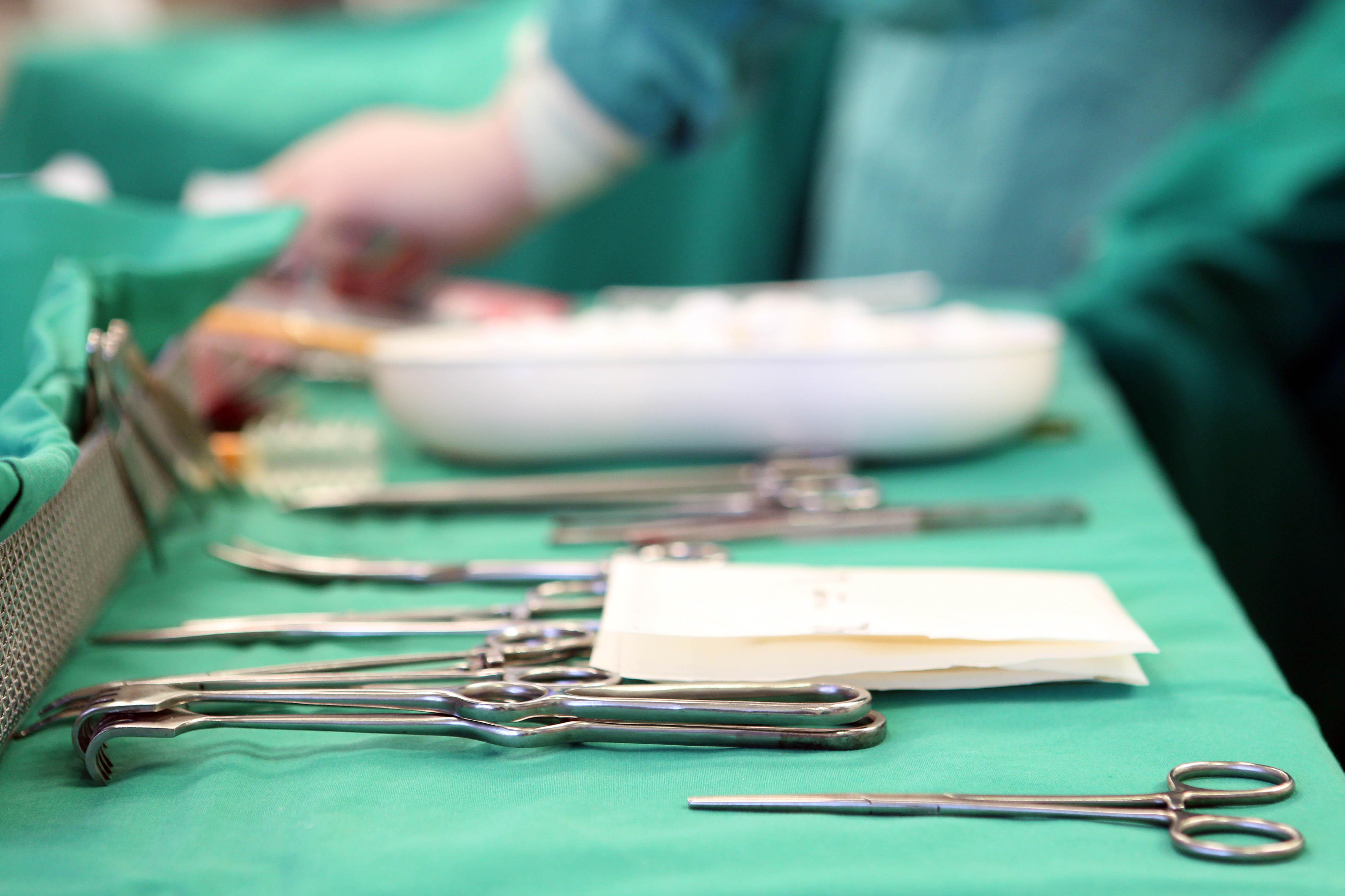 Sprendimai: kadangi moteris nebejautė vaisiaus judesių, buvo atliktas cezario pjūvis. Naujagimiui vėliau teko perpilti kraują, kilo įtarimų ir dėl galimo plaučių uždegimo.