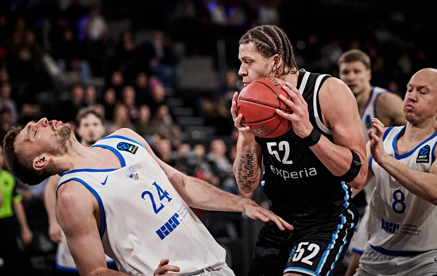 Varžovai: „Neptūnas“ (baltos spalvos apranga) pralaimėjo Hamburgo ekipai kovą dėl kamuolio, bet šventė pergalę.