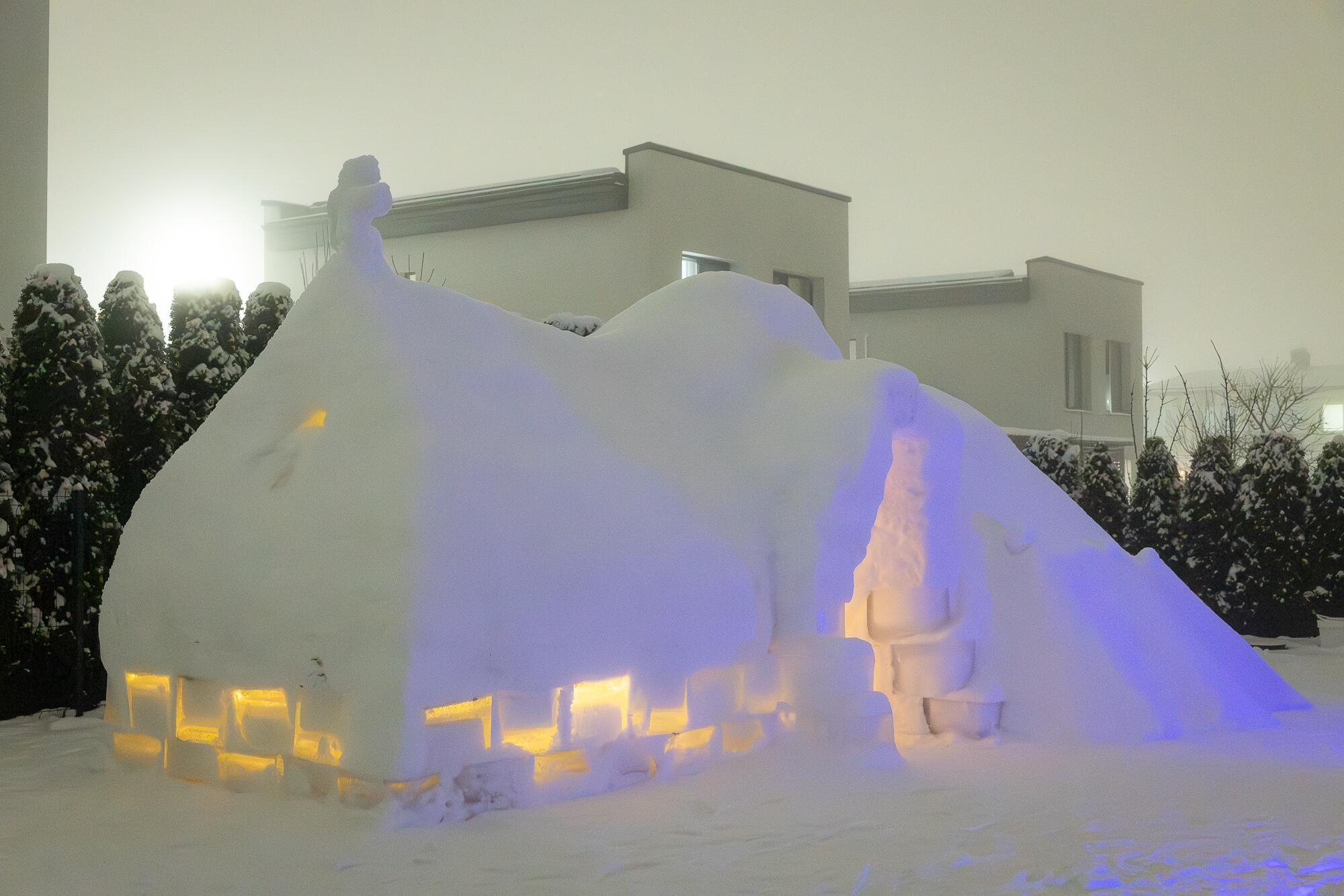 Užtruko: bažnyčia iš sniego iškilo per penkias dienas.