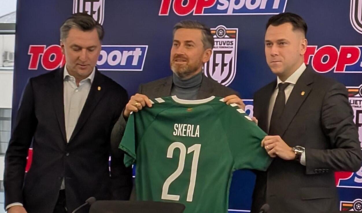 Karjera: jaunimo (iki 21 m.) rinktinę treniruosiančiams A. Skerlai (viduryje) sėkmės palinkėjo D. Šemberas (kairėje) ir E. Stankevičius.