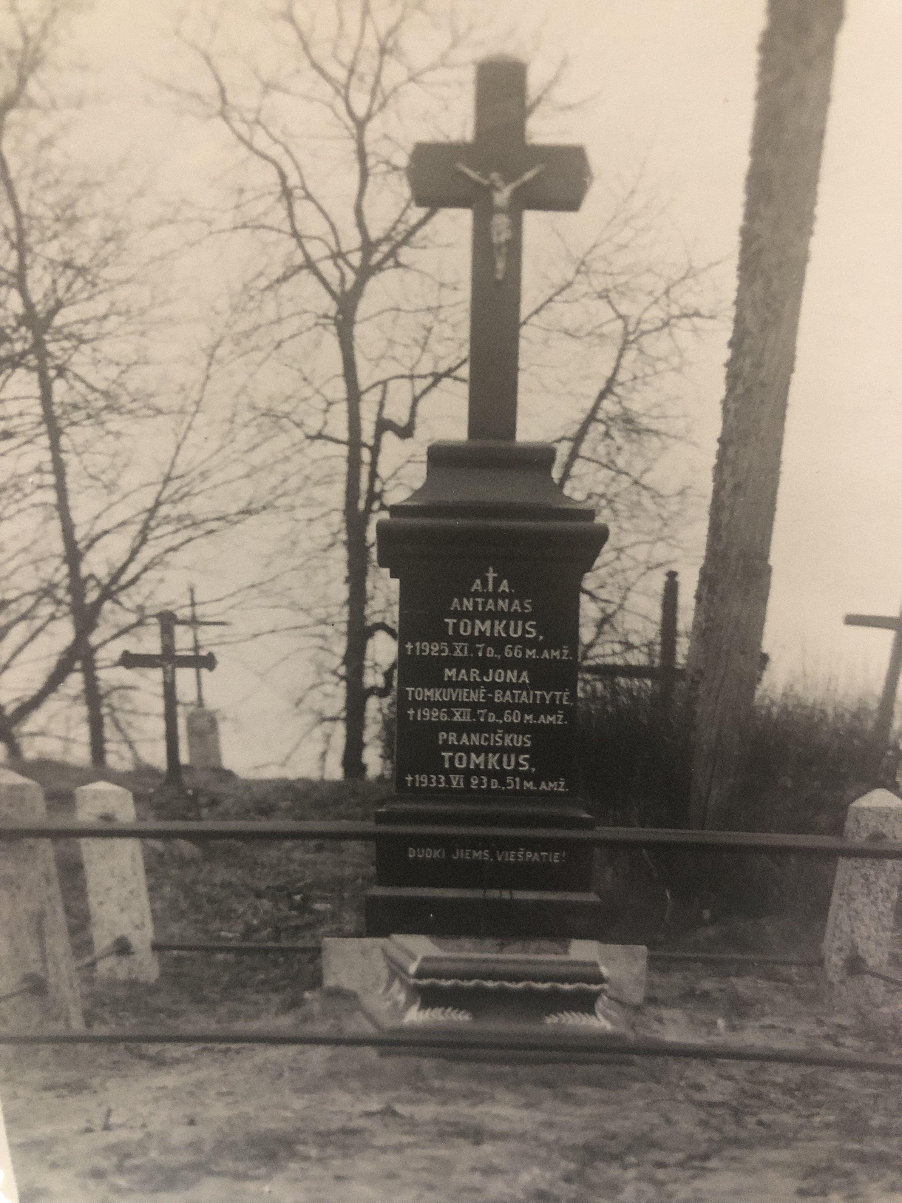 Įamžinimas: šioje nuotraukoje užfiksuotas J. Tomkaus tėvų kapas Raseiniuose, iš kur kilęs šis Lietuvos patriotas.