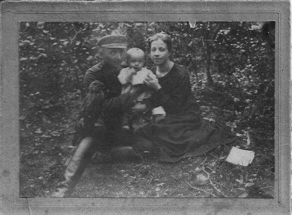 Šeima: šioje fotografijoje majoras J. Tomkus įamžintas su žmona Valentina ir sūnumi Vaidevučiu.