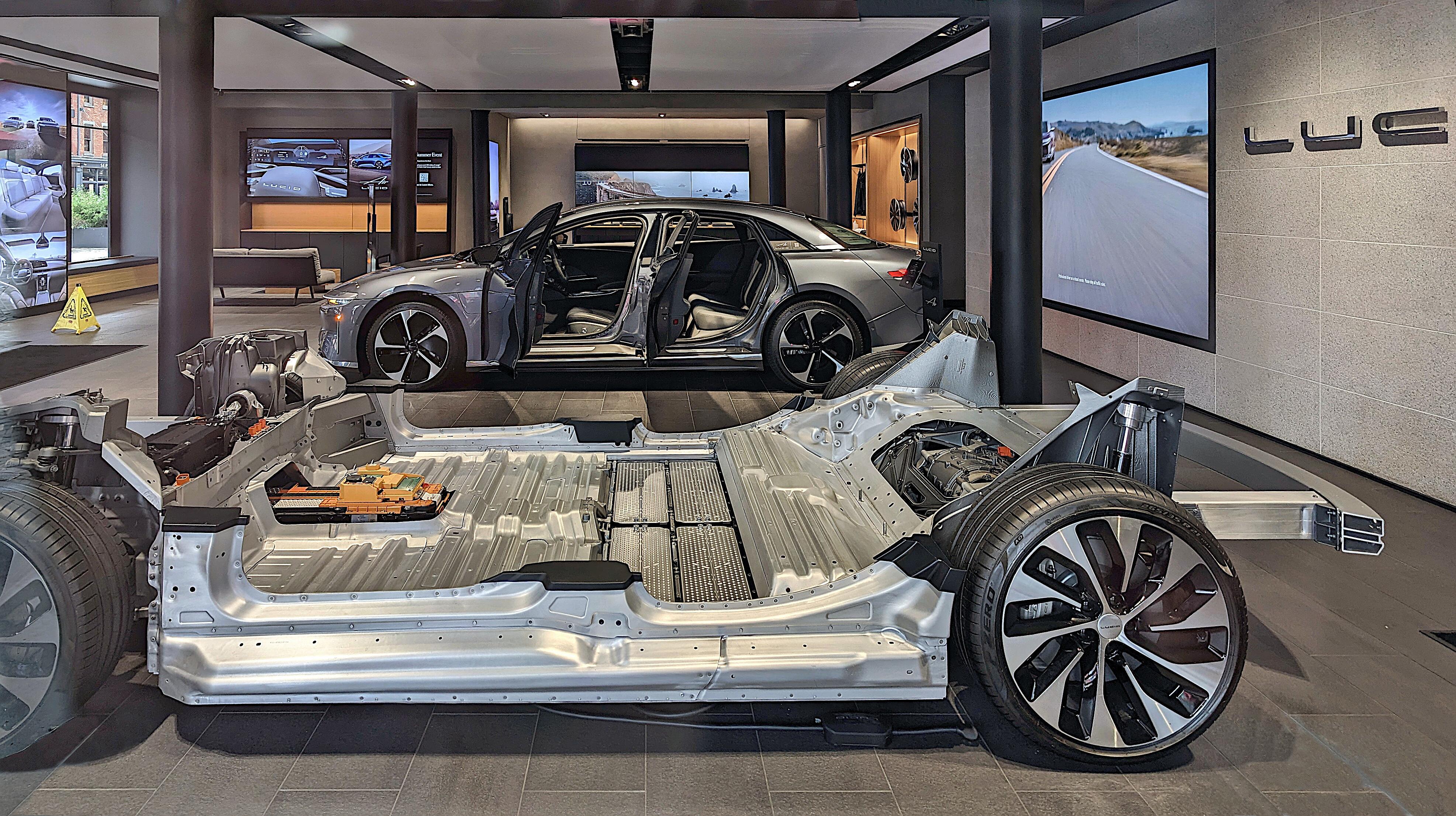 Talpa: didelės baterijos automobilio dugne gali talpinti per 120 kWh.