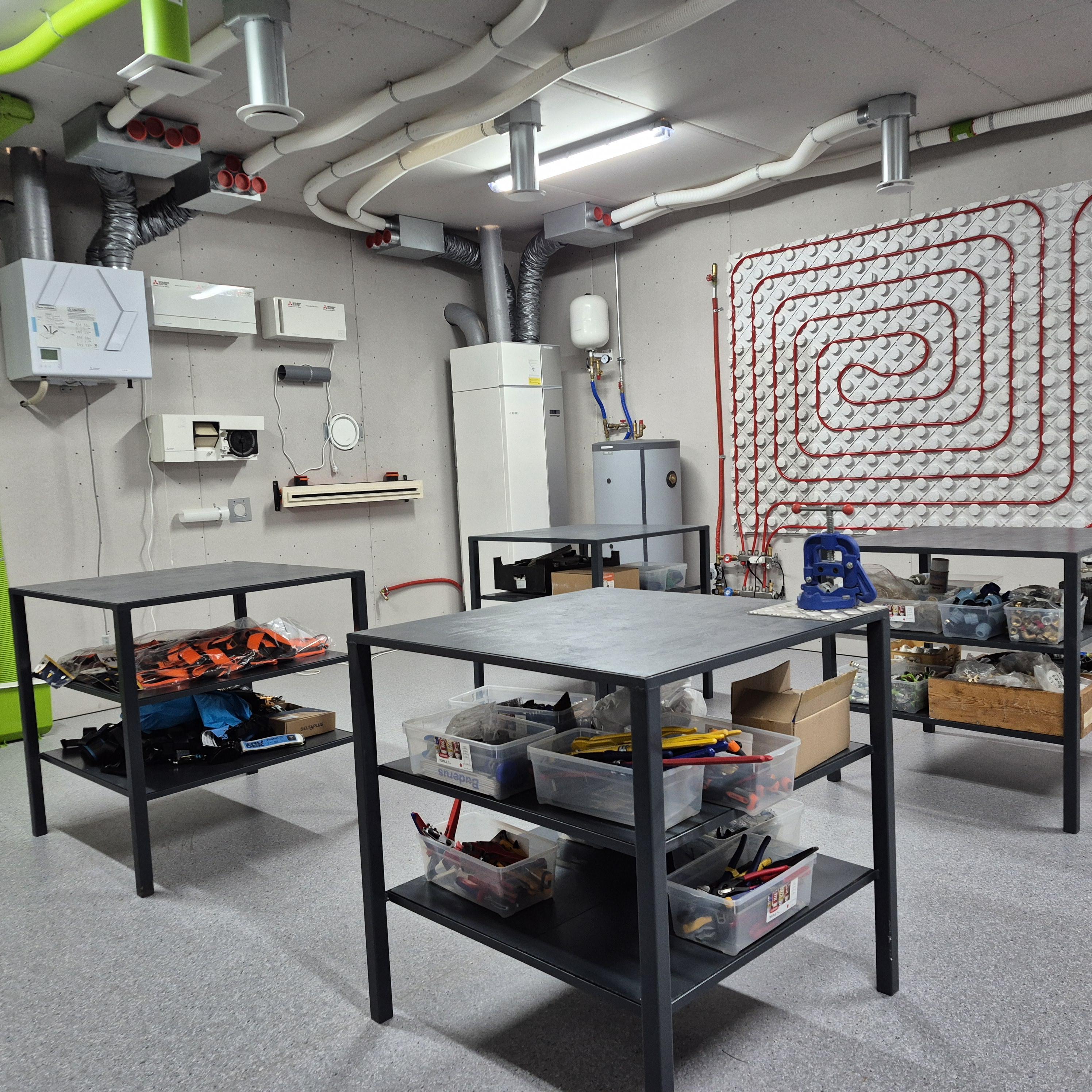 Modernu: šildymo ir vėdinimo praktinio mokymo klasėje, kaip ir kitose, apstu naujausios įrangos.