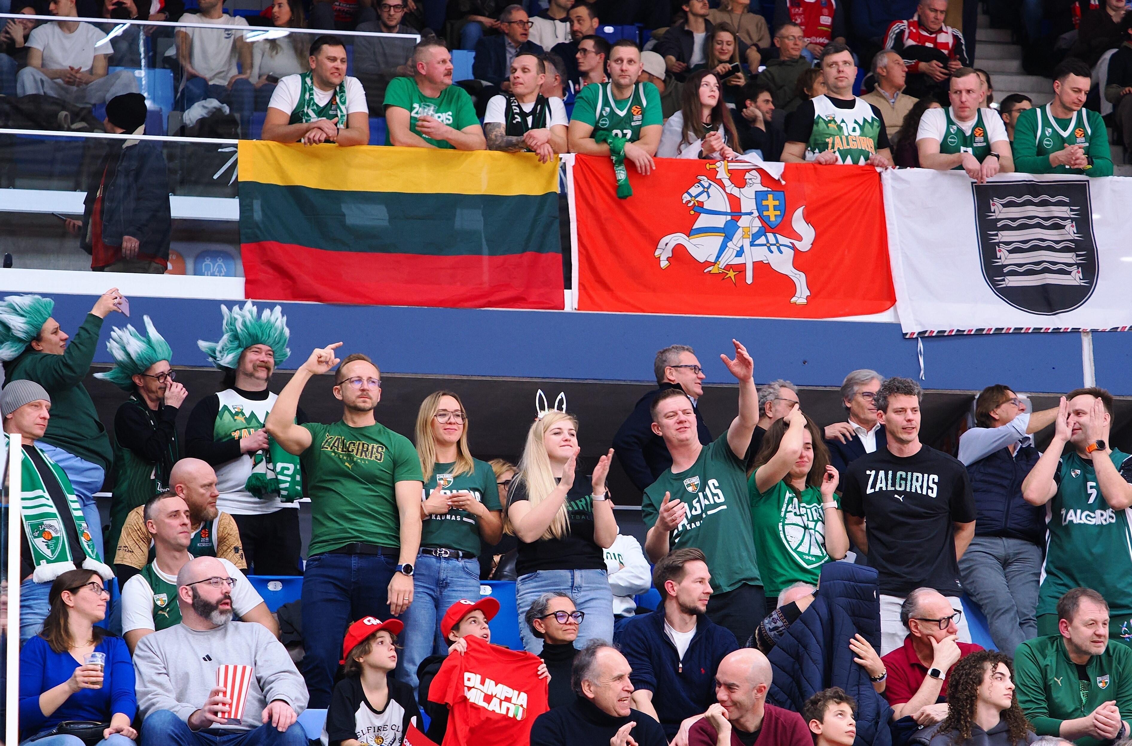Palaikymas: azartiški „Žalgirio“ gerbėjai Milano arenoje nustelbė vietos sirgalius.