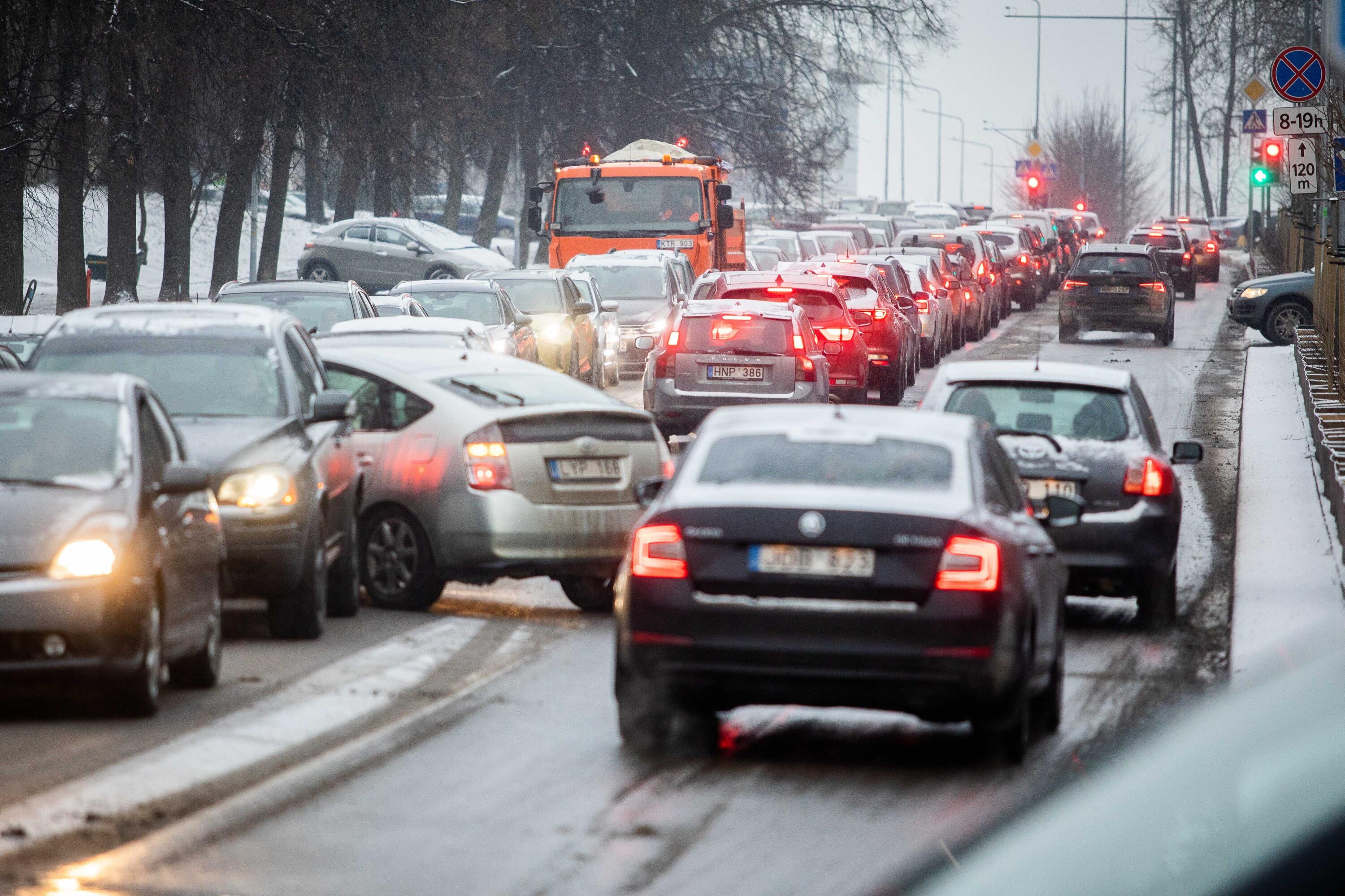 Strigo: dėl ekstremalių eismo sąlygų didmiesčiuose nusidriekė didžiulės spūstys.