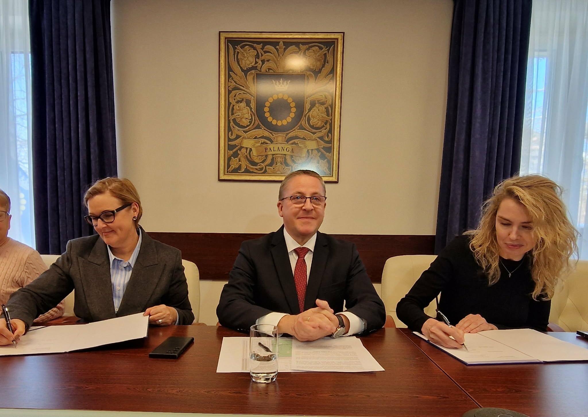 Momentas: koncesijos sutartį pasirašė Palangos savivaldybės administracijos direktorė R. Urbonienė (kairėje) ir bendrovės „SPA Birštonas“ vadovė A. Miliūtė. Atgimsiančia „Auska“ džiaugėsi ir Palangos meras Š. Vaitkus.