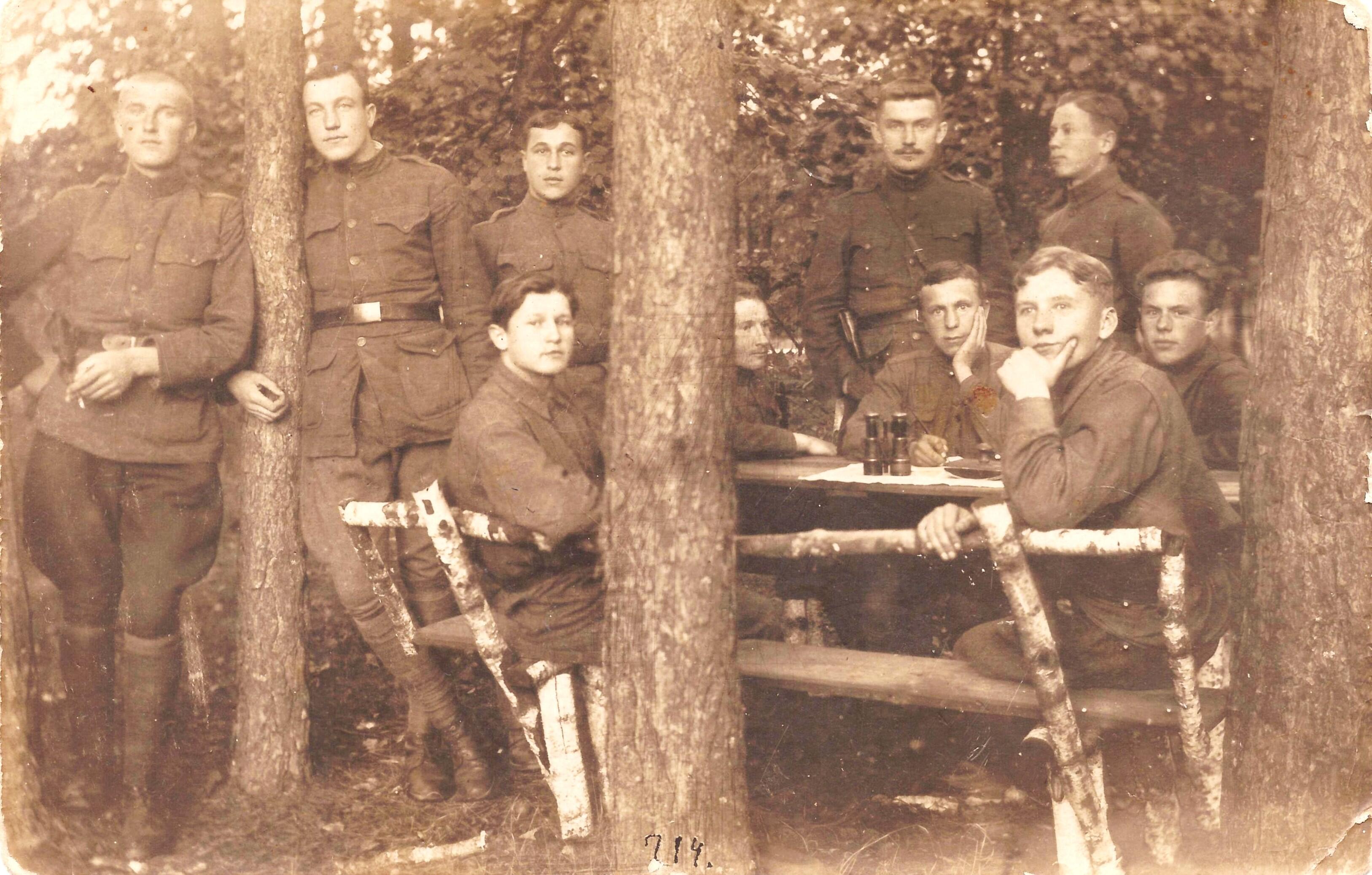 Bendražygiai: 1920 m. rugsėjį užfiksuotoje nuotraukoje S. Butkus (sėdi antras dešinėje) kartu su savo 5-ojo pulko raštininkais.