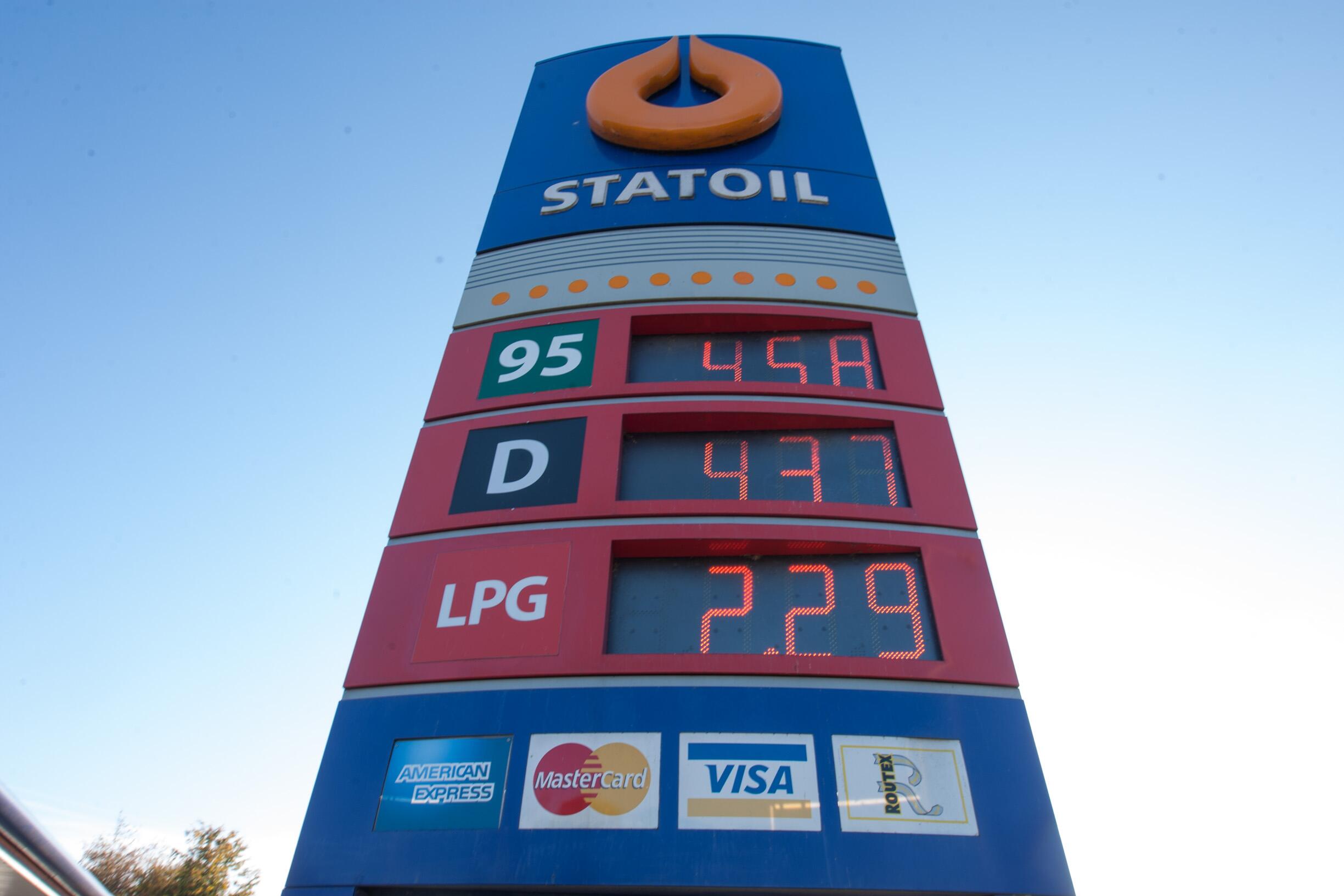 Brangu: dienraščio archyvuose yra nuotraukų, kuriose užfiksuota 2014 m. pabaigos degalų kaina – benzinas kainavo 4,58 lito (1,31 euro), dyzelinas – 4,37 lito (1,26 euro).