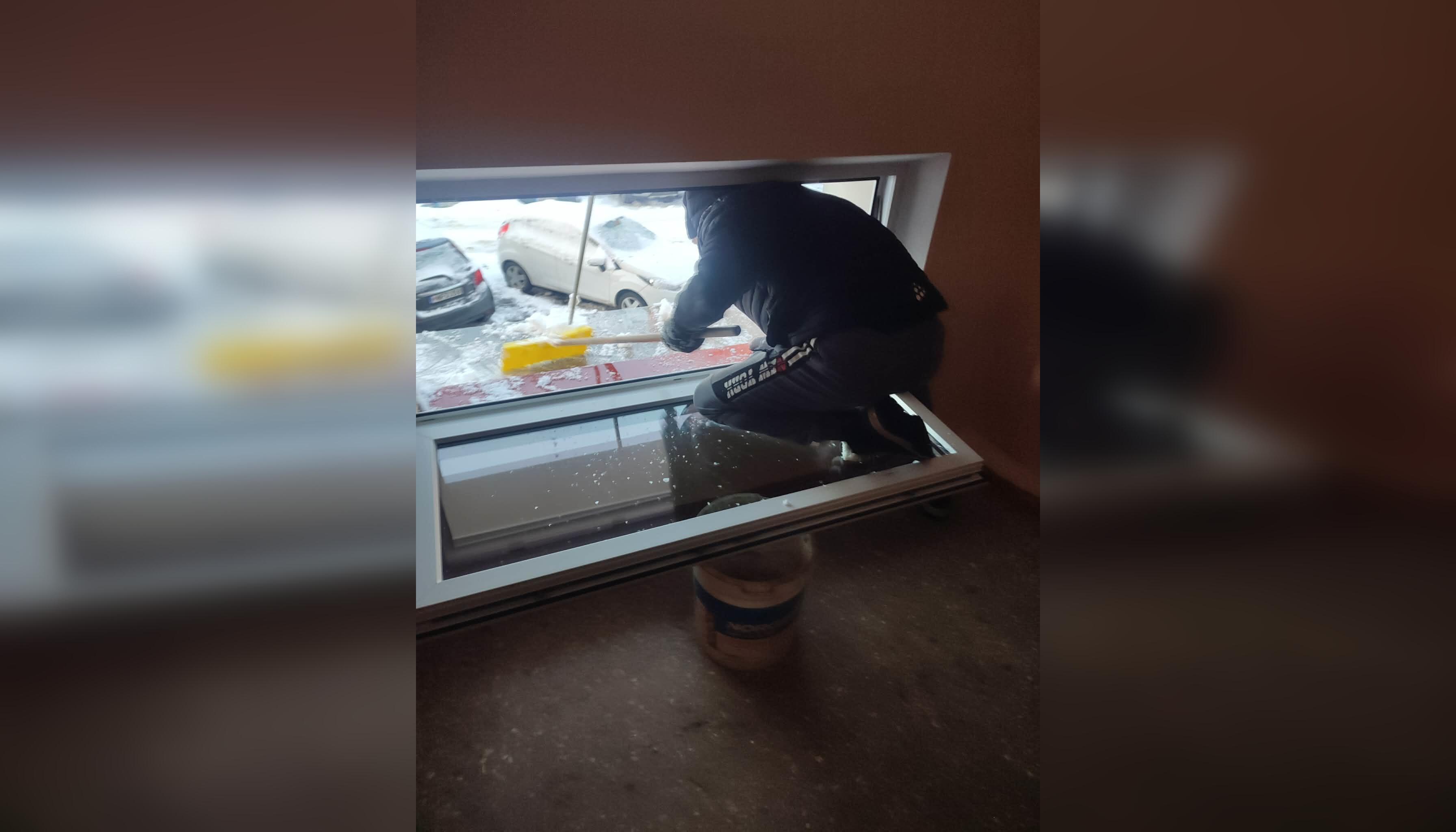 Rizika: kol vieni kasė sniegą kieme, kiti užlipę jį valė nuo laiptinių stogų.