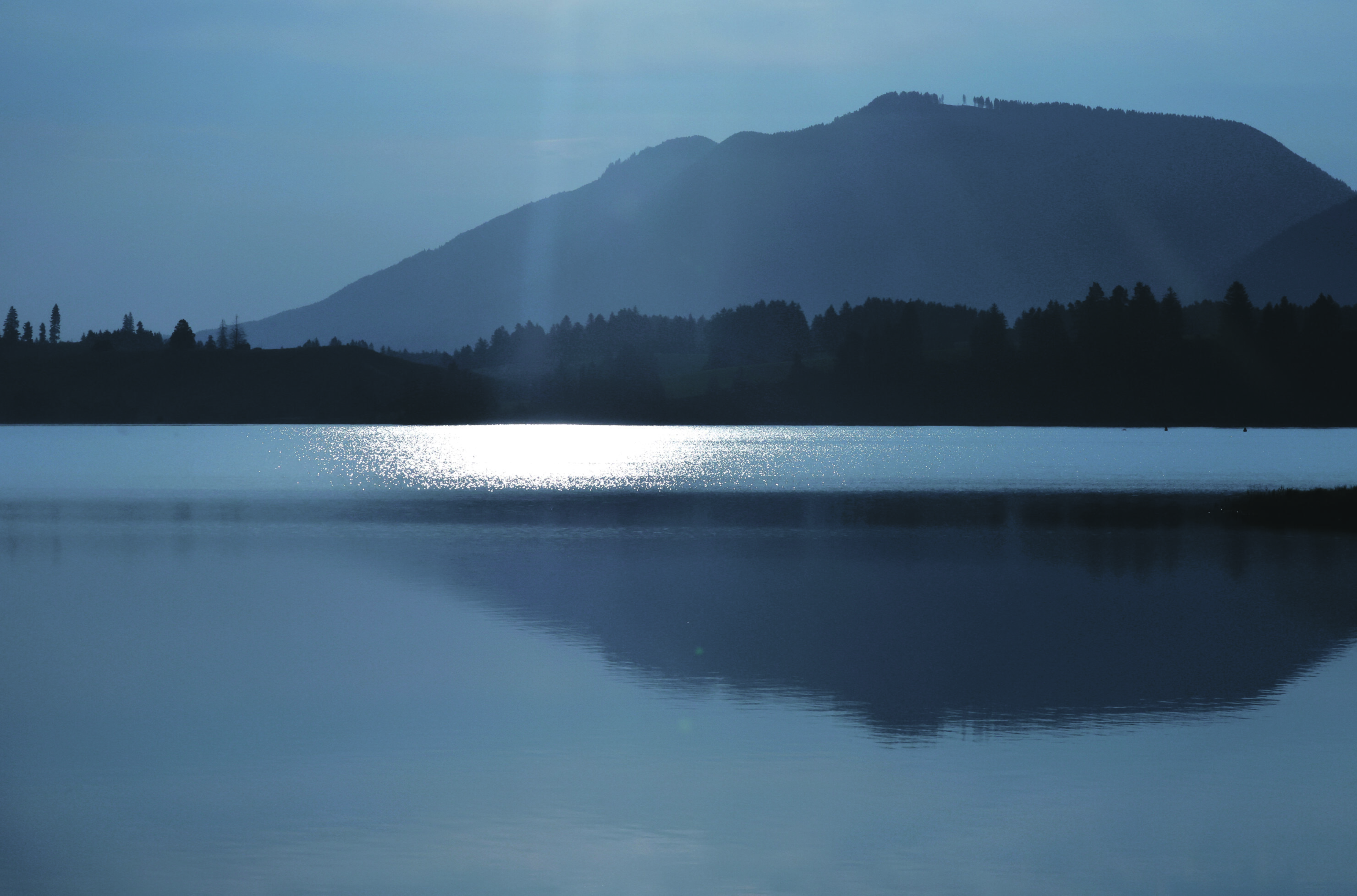 Suvokimas: nors iš pradžių temperatūros kilimas daugiausia buvo siejamas su šiltnamio efektu, ilgainiui pradėta svarstyti ir apie galimybę mažinti saulės energijos poveikį Žemei, atspindint jos spindulius.