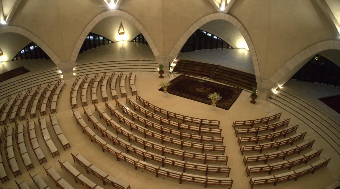 Rimtis:  pagrindinė salė, talpinanti apie 1,3 tūkst. žmonių, skirta tylai, meditacijai ir susikaupimui.
