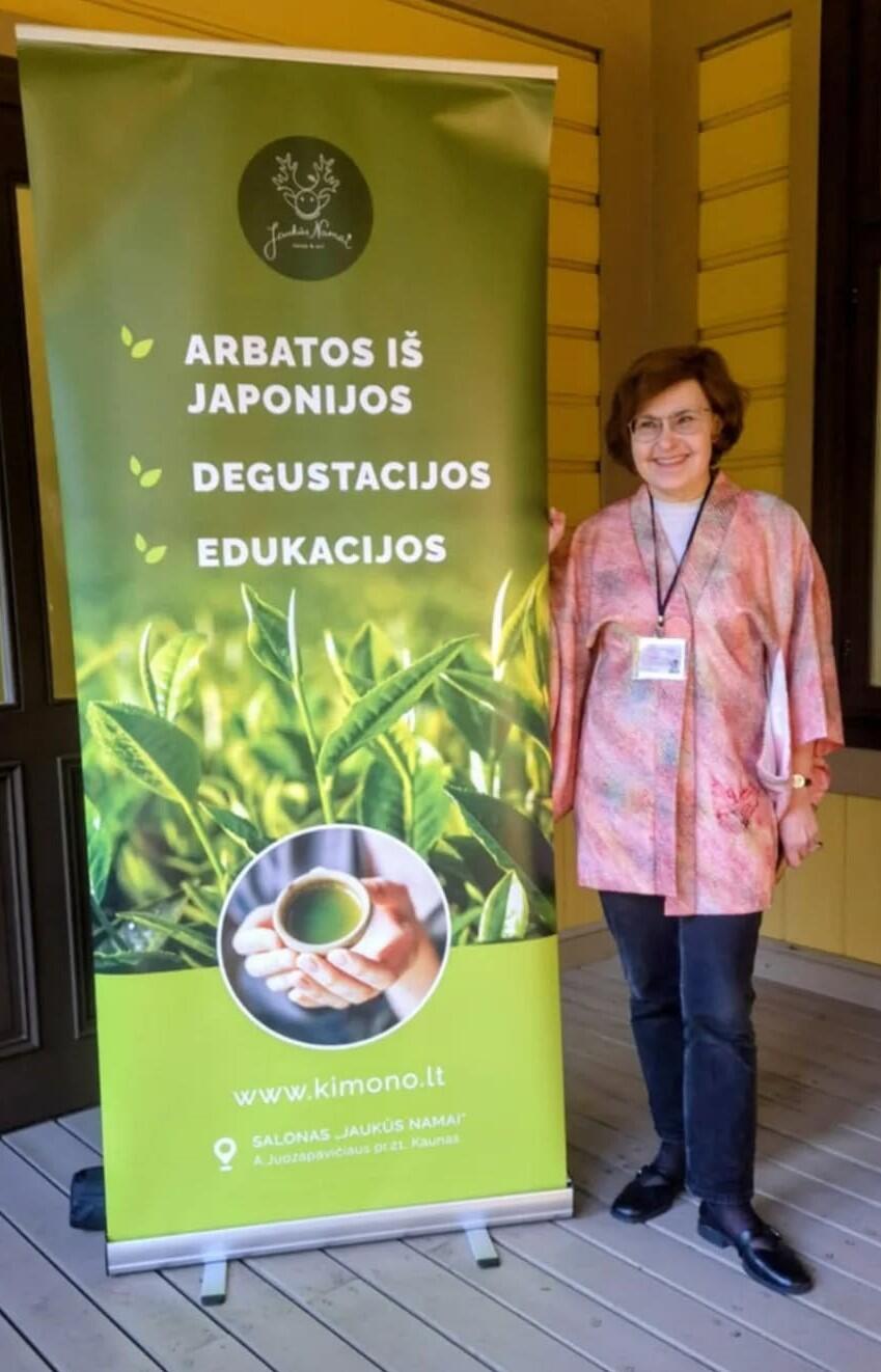 Bendradarbiavimas: jau trečius metus Japonijos smulkieji ūkininkai tiekia arbatžoles „Jaukiems namams“. Iš šios draugystės gimė japoniškos arbatos degustacijos su edukacijomis. 