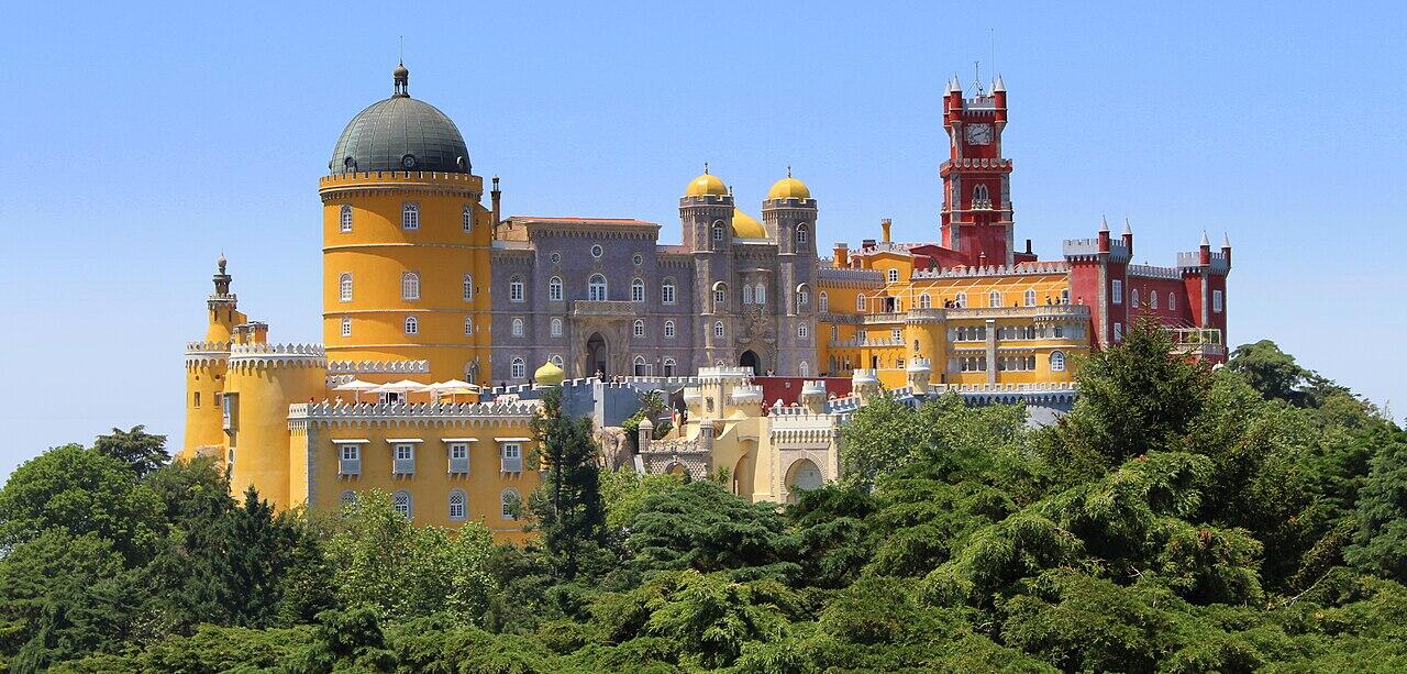 Sintra: ne­to­li Li­sa­bo­nos esan­tis mies­tas gar­sė­ja pa­sa­kiš­ko­mis pi­li­mis ir rū­mais, įtrauk­tais į UNES­CO pa­sau­lio pa­vel­dą. Pe­nos rū­mai ža­vi uni­ka­lia ar­chi­tek­tū­ra.