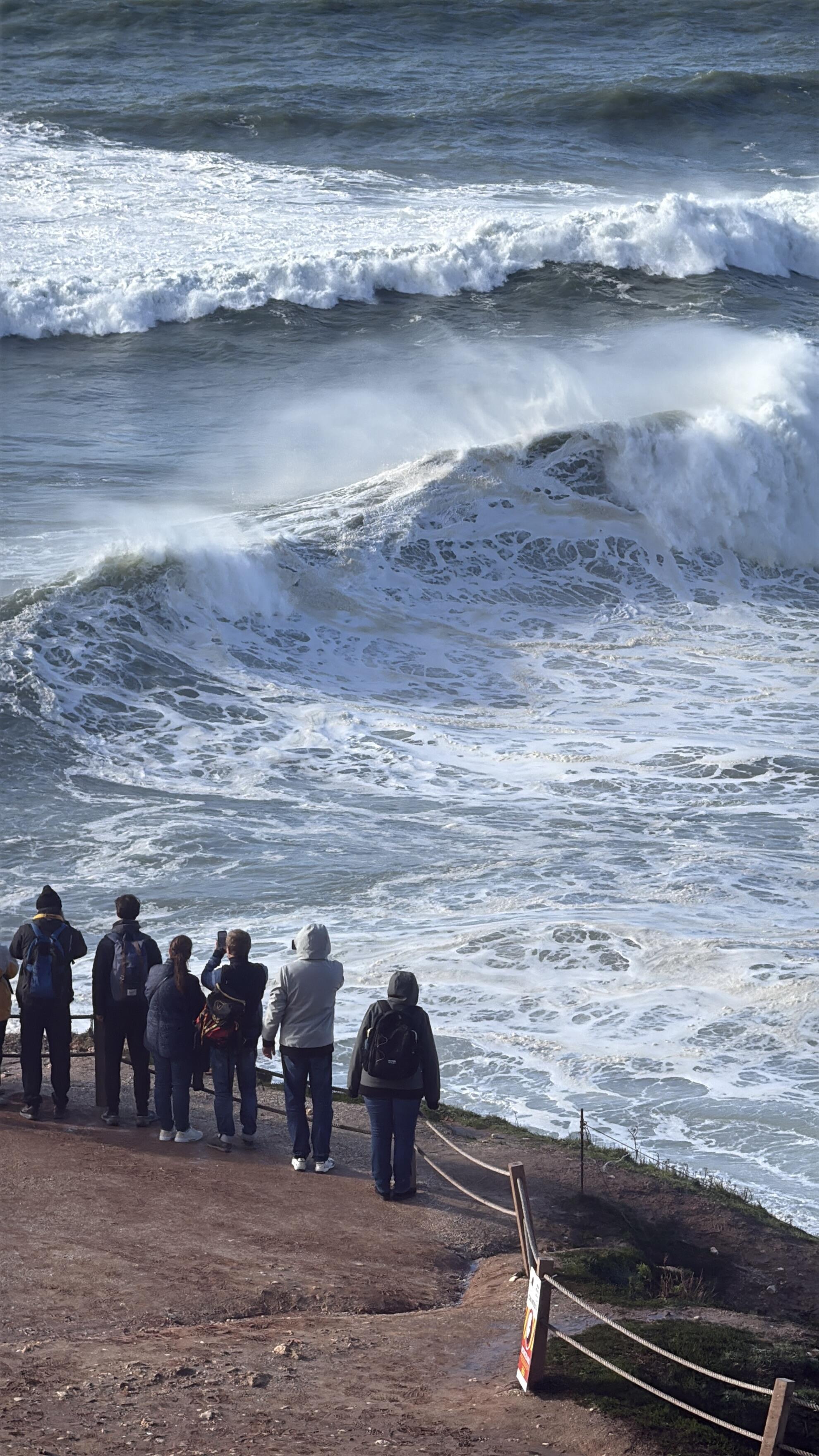 Nazare: At­lan­to van­de­ny­no pa­kran­tės mies­te­lis vi­lio­ja no­rin­čius pasi­gro­žė­ti mil­ži­niš­ko­mis ban­go­mis.