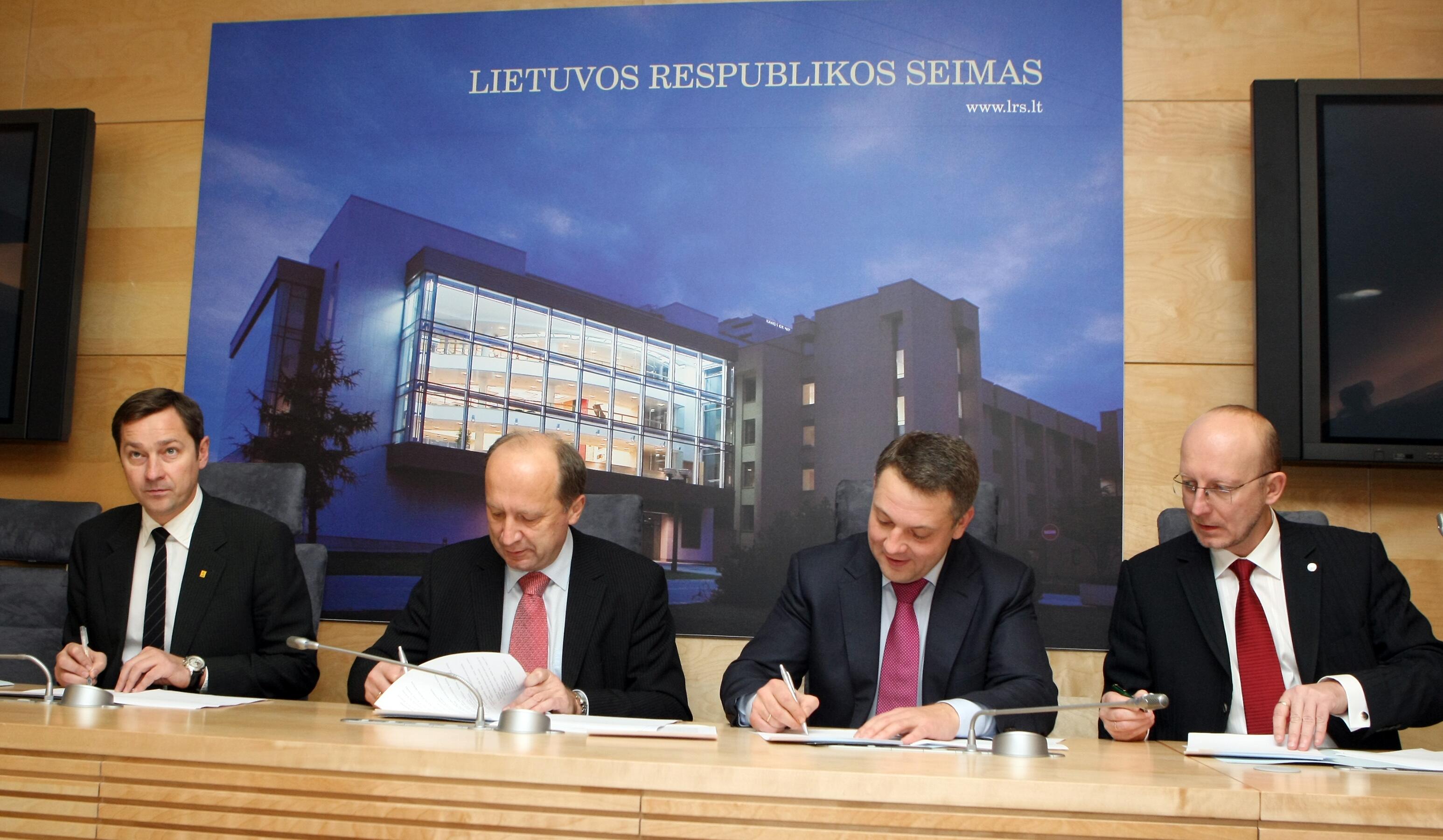Aplinkybės: 2008–2012 m. konservatoriai taikstėsi su partnerės Tautos prisikėlimo partijos nemokšiškumu, išsišokimais ir net nepotizmu, nes dirbant ekonomikos krizės sąlygomis baiminosi dar ir nestabilumo politikoje.