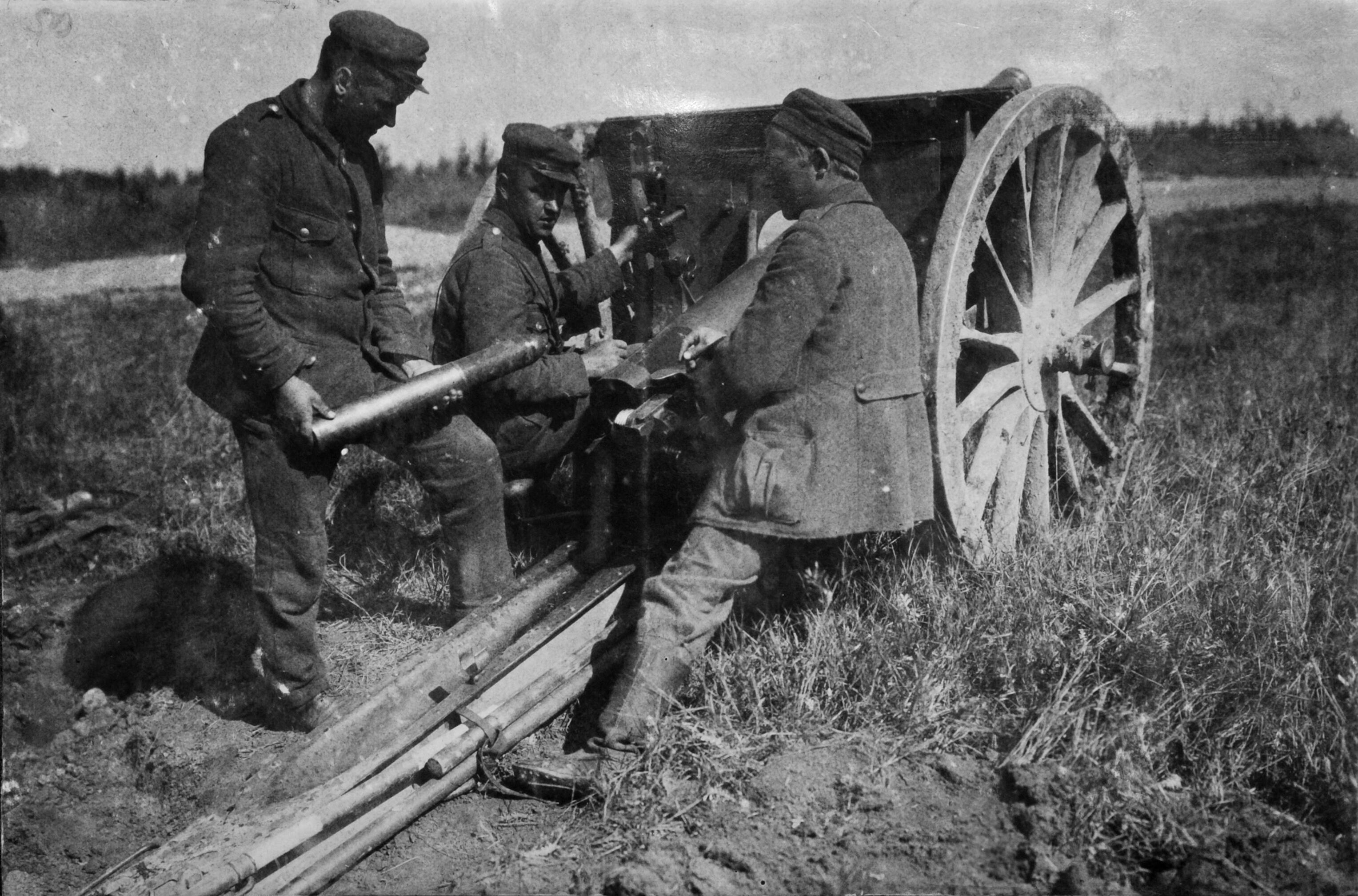 Akimirka: Nepriklausomybės kovos. Lietuvos kariuomenės artilerijos 3 baterijos kariai prie 76,2 mm lauko patrankos kautynėse su bolševikais Dauguvos fronte. 1919 m.