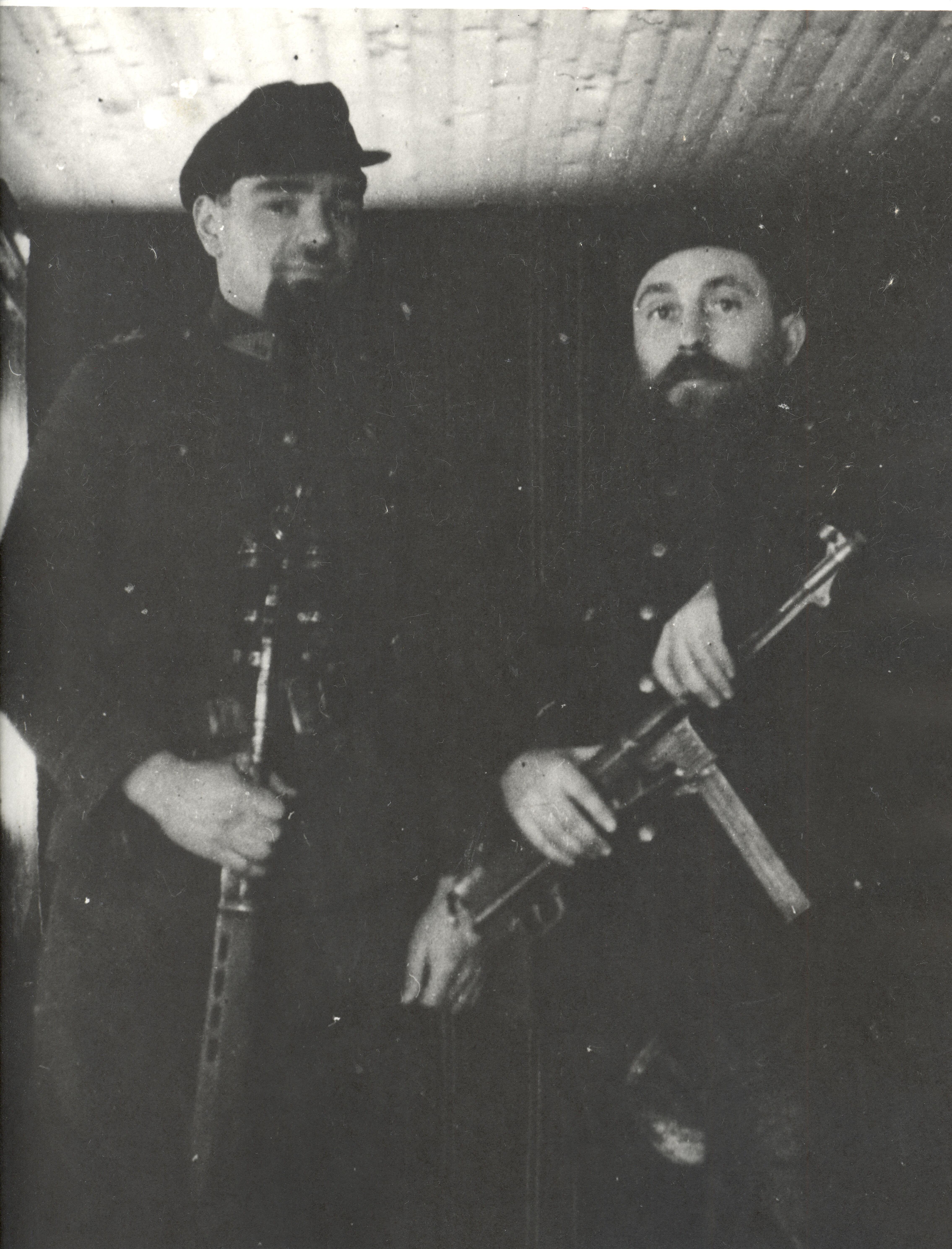 1949 m. deklaracijos signataras, Didžiosios Kovos apygardos B rinktinės štabo viršininkas J. Šibaila (dešinėje)  ir rinktinės Spaudos ir švietimo skyriaus viršininkas J. Jūras‑Žilvinys (1947 m.)