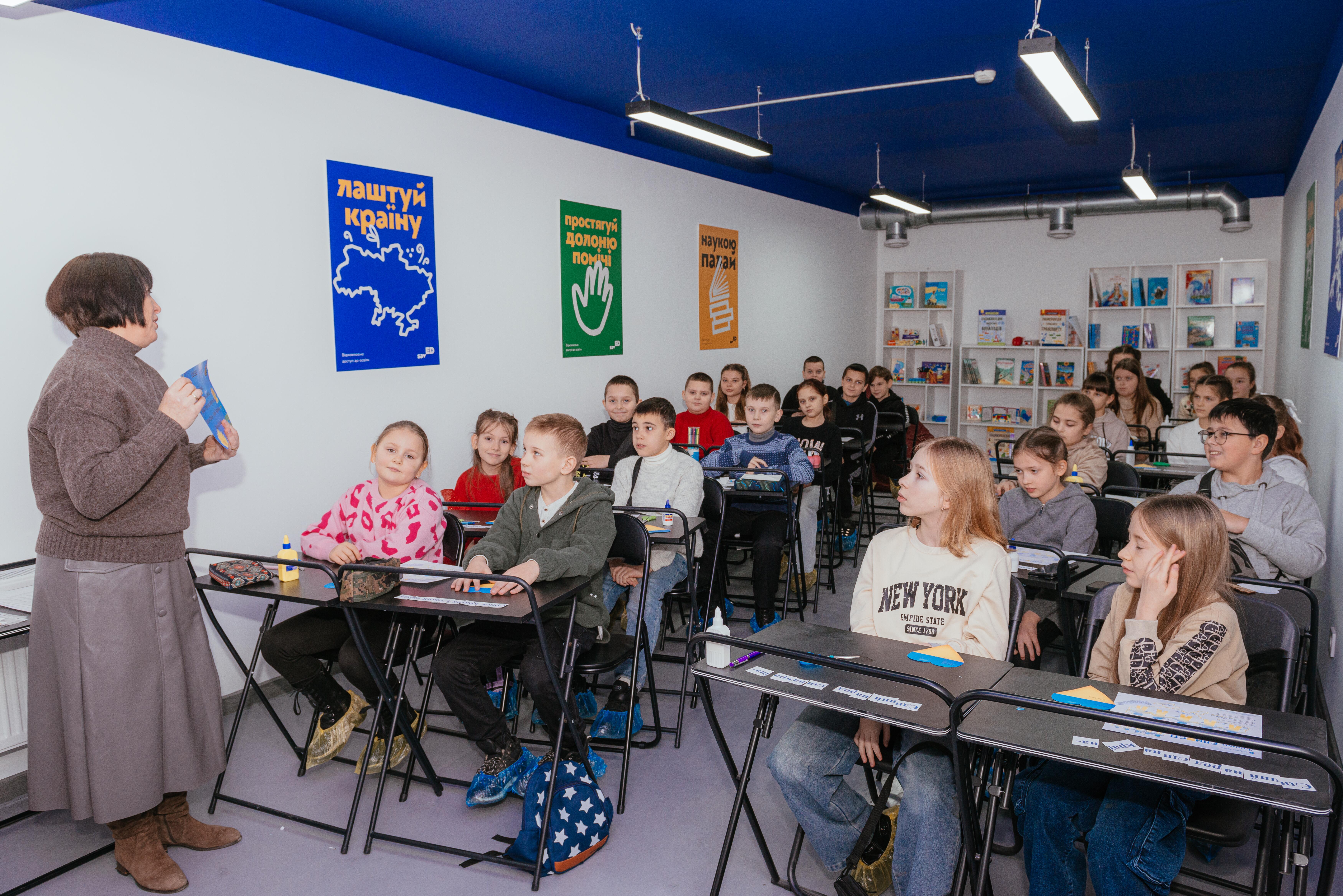 Po žeme: daugelyje vietovių, ypač Charkivo regione, požeminės mokyklos – vienintelė erdvė, kur vaikai gali mokytis tiesiogiai, o ne kompiuterio pagalba.