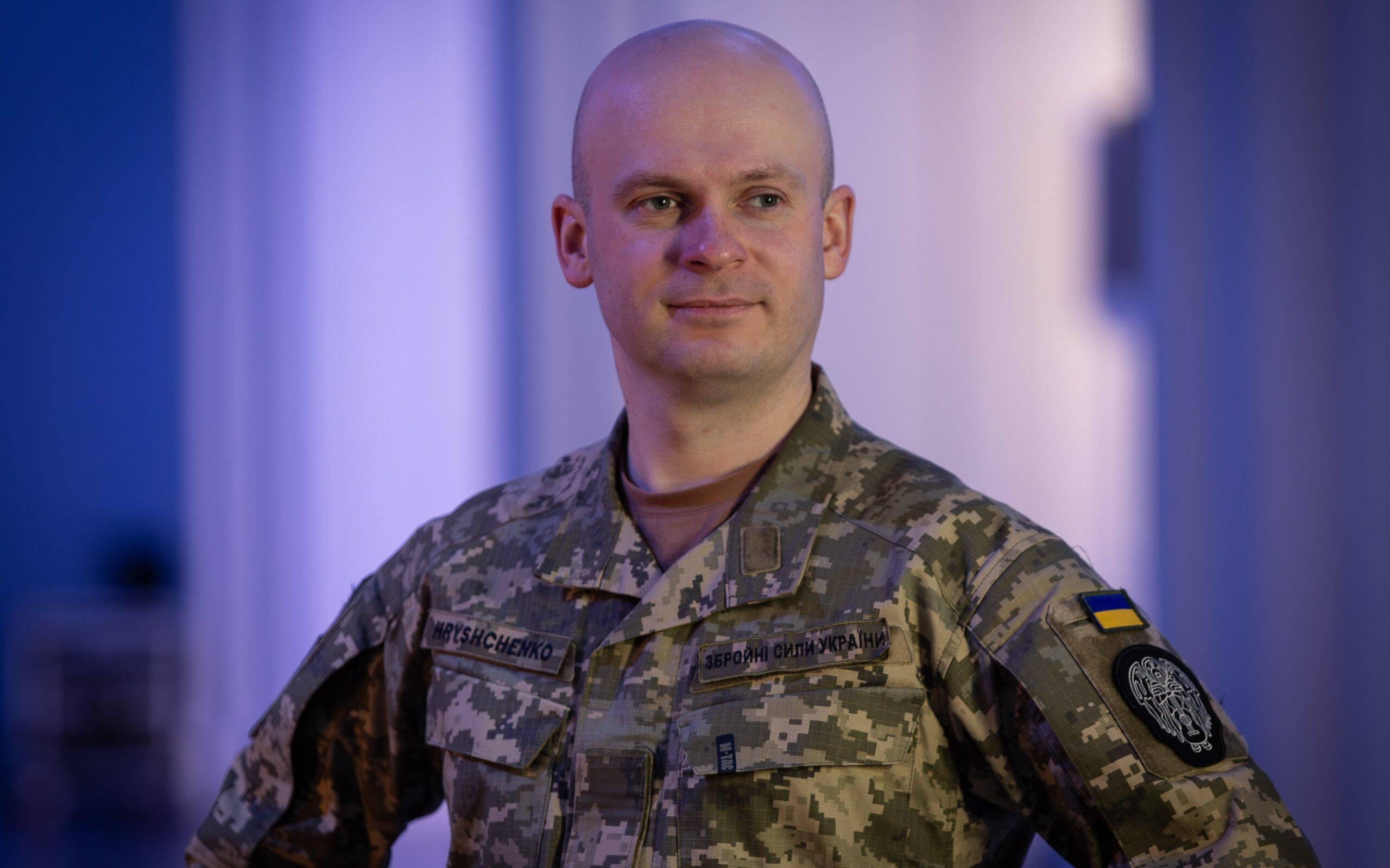 Ginklas: vietoj teatro kostiumų šiandien P. Hryščenka dėvi karišką uniformą – jis tarnauja Ukrainos kultūros pajėgose.