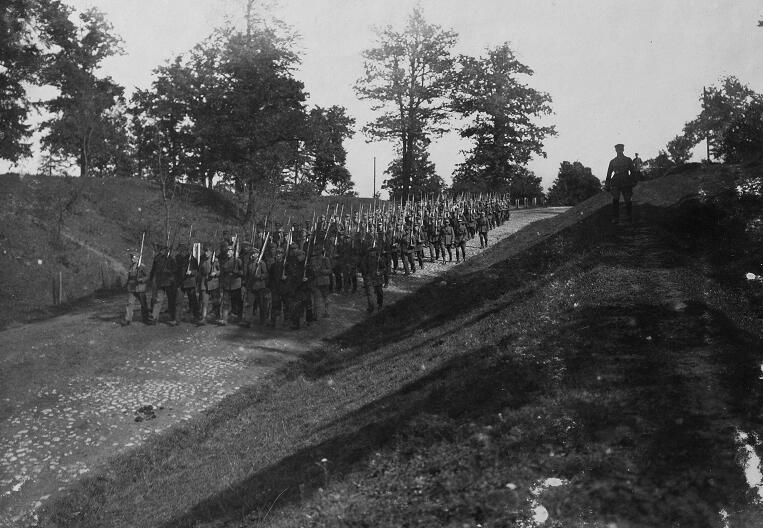 Eisena: Karo mokyklos II laidos kariūnai Parodos gatve grįžta iš pratybų. Kaunas, 1919 m.