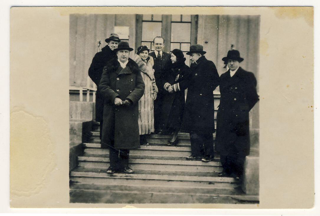  Rašytojai Antanas Žukauskas-Vienuolis (iš kairės pirmas), B. Buivydaitė (iš kairės antra), Bernardas Brazdžionis (iš dešinės pirmas) ir kiti po literatūros vakaro Rokiškyje.