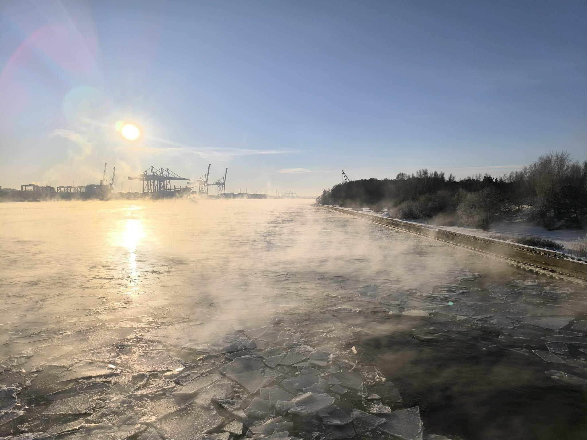 Žiemiškas rytinis vaizdas iš kapitono tiltelio.