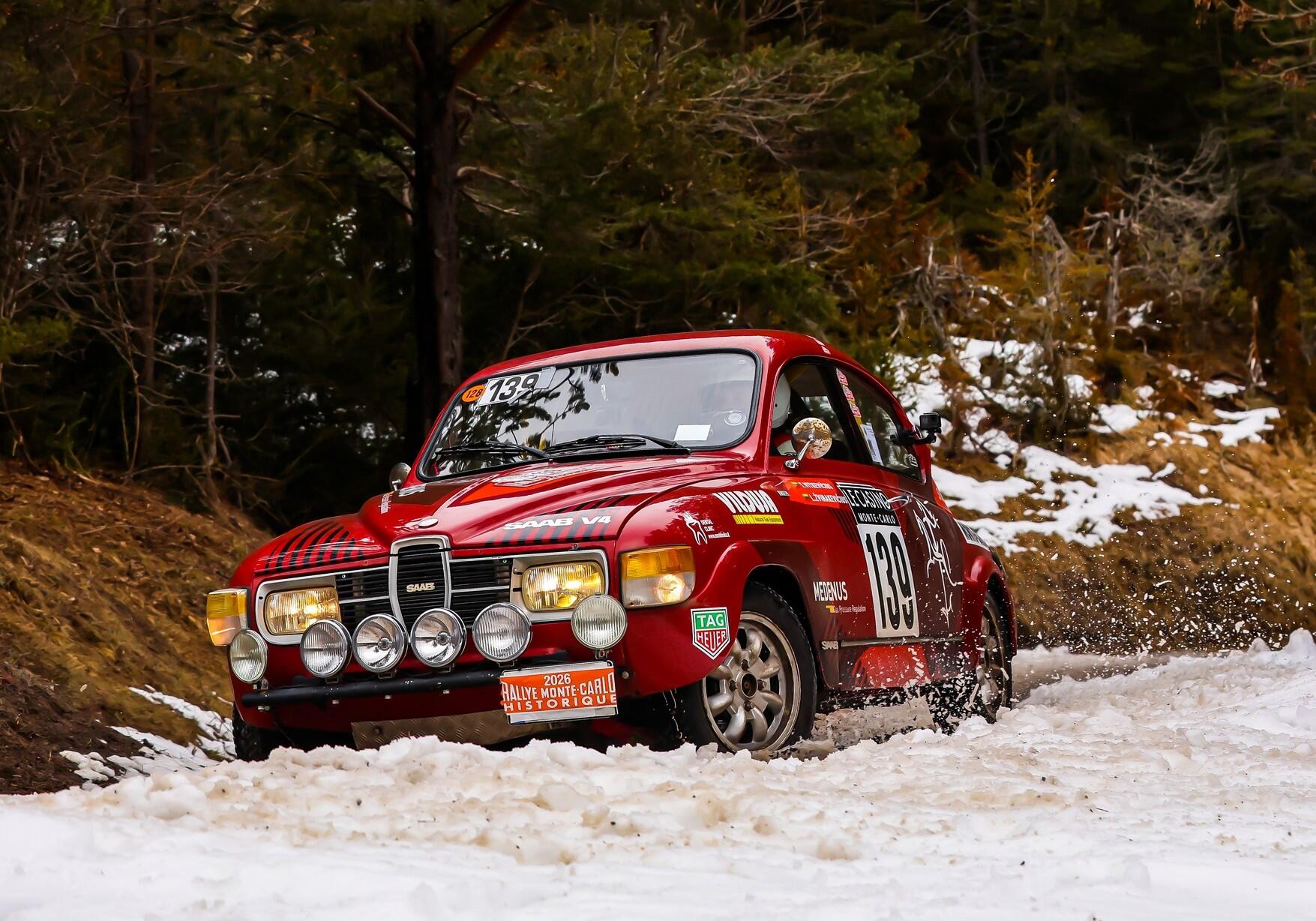 Išbandymas: mechanikai per naktį pakeitė „Saab 96 V4“ variklį, tad T. Vitkevičius su L. Žvinakevičiumi startavo ralyje.
