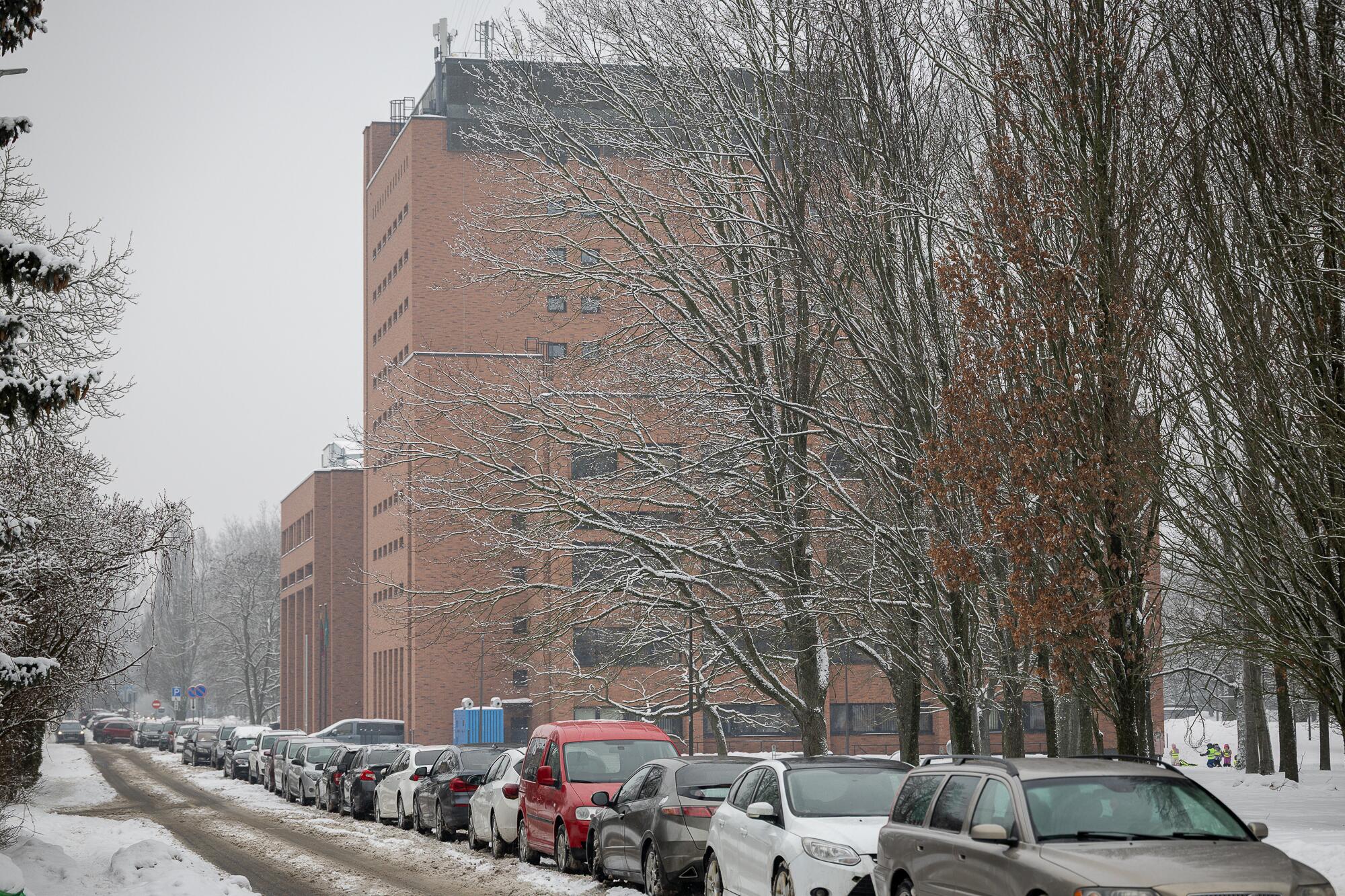 Iššūkis: rasti laisvą vietą automobiliui prie Ąžuolyno bibliotekos itin sudėtinga.