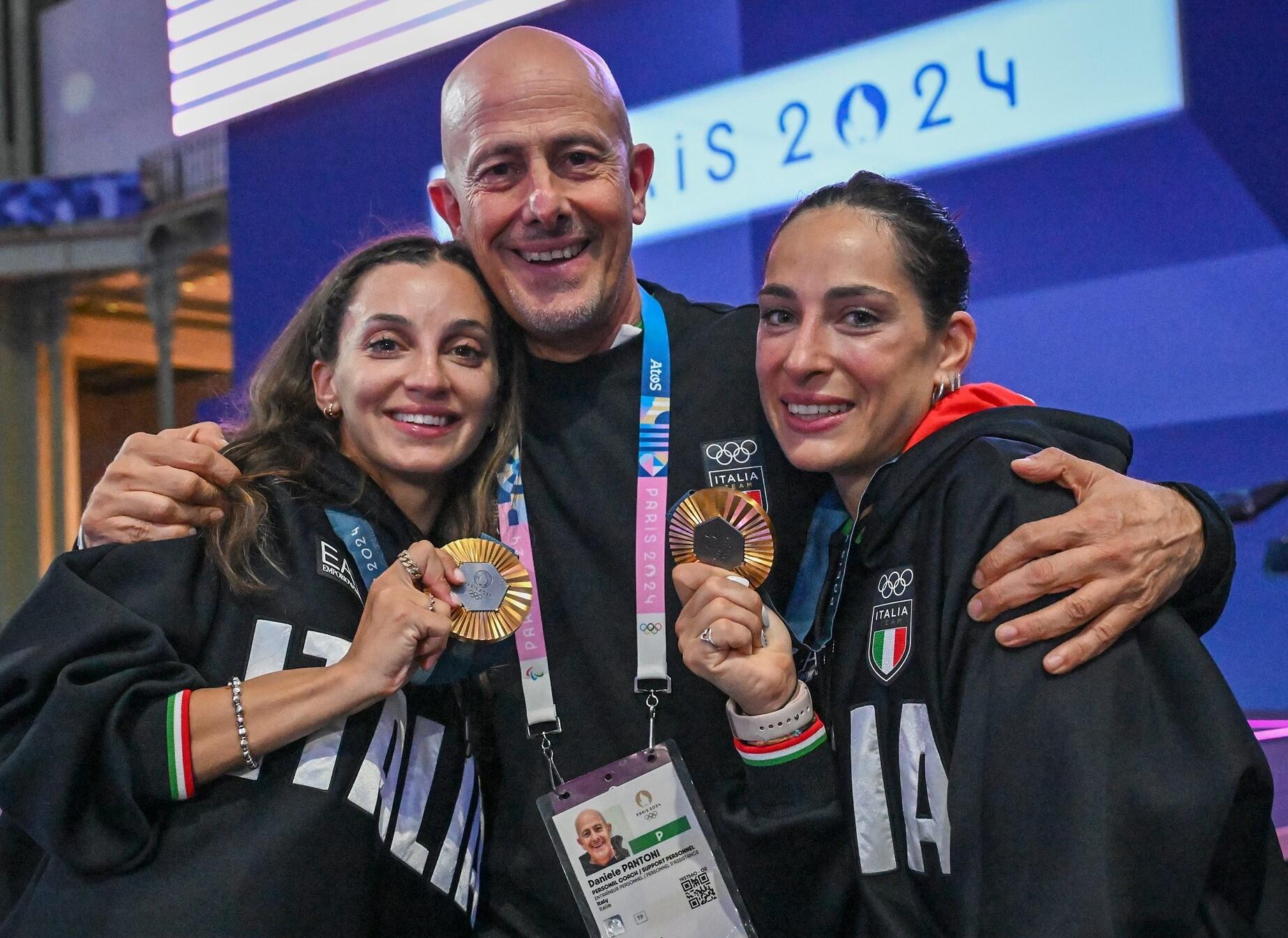 Specialistas: D. Pantoni treniruojamos R. Fiamingo (kairėje) ir A. Santuccio (dešinėje) – 2024 m. Paryžiaus olimpiados čempionės.