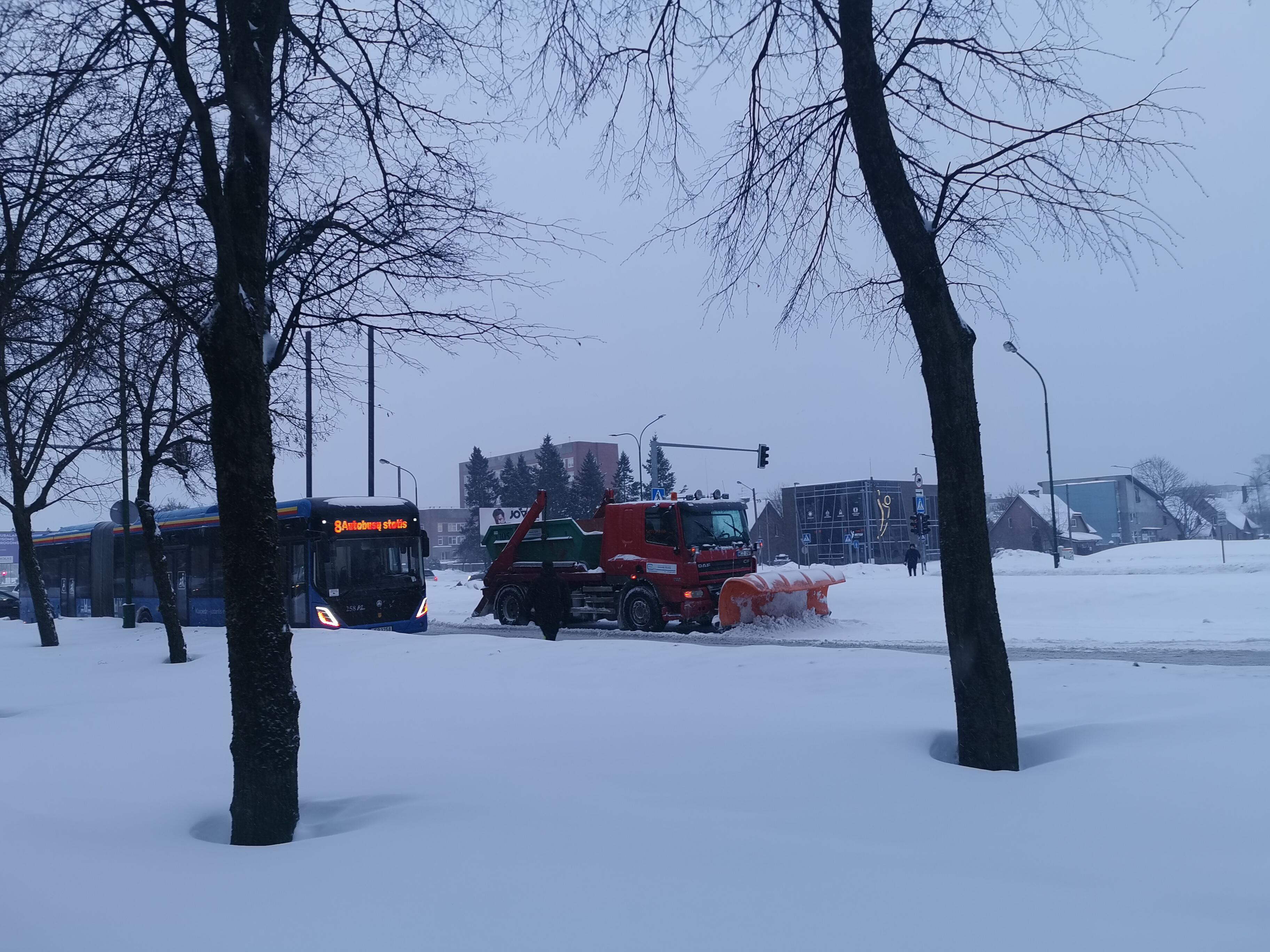 Situacija: autobusas susidūrė su sniego valytuvu – keleiviai buvo išlaipinti, o eismas laikinai sustabdytas.