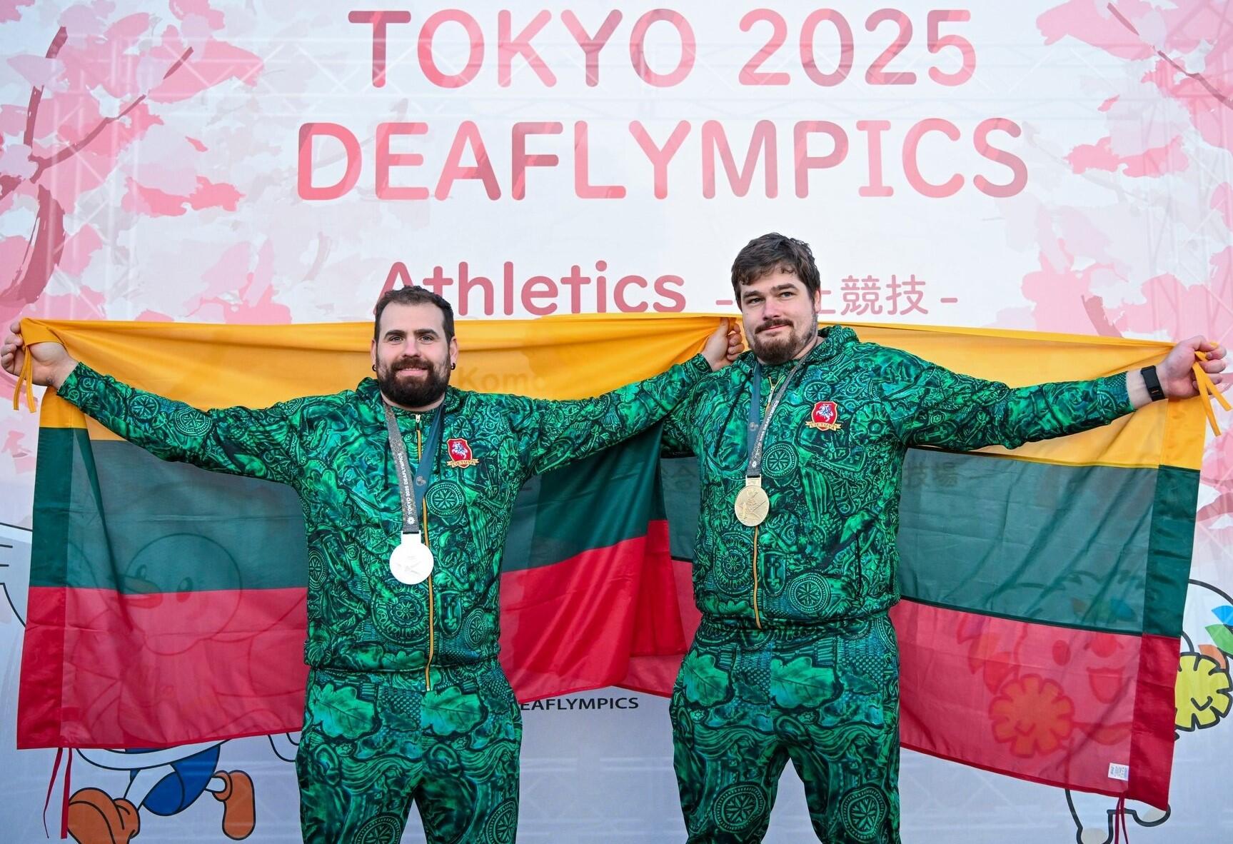 Triumfas: 2025 m. deflimpiados rutulio stūmimo varžybų sidabrą iškovojo V. Ivaškevičius (kairėje), auksą – M. Jurkša.